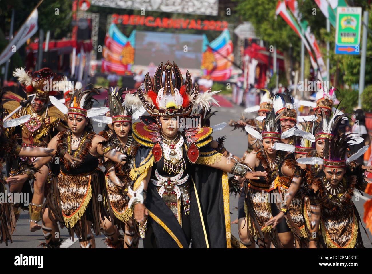 Danza Tobe dal sud di papua al BEN Carnival. Questa danza è stata usata per incoraggiare i soldati che andavano in guerra e ora è usata per accogliere gli ospiti Foto Stock