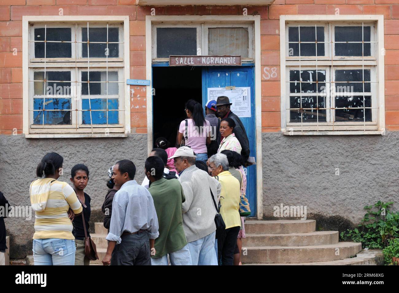 (131220) -- ANTANANARIVO, 20 dicembre 2013 (Xinhua) -- la gente aspetta di esprimere i propri voti in un collegio elettorale ad Antananarivo, capitale del Madagascar, il 20 dicembre 2013. Gli elettori del Madagascar sono andati alle urne venerdì per scegliere un nuovo presidente, che dovrebbe condurre i cittadini fuori da una crisi politica quinquennale. (Xinhua/he Xianfeng) MADAGASCAR-ANTANANARIVO-ELEZIONE-VOTO PUBLICATIONxNOTxINxCHN Antananarivo DEC 20 2013 celebrità XINHUA aspettano di esprimere i loro voti IN un polling Station di Antananarivo capitale del MADAGASCAR IL GIORNO 20 2013 votanti in MADAGASCAR sono andati alle urne venerdì per scegliere un nuovo P. Foto Stock