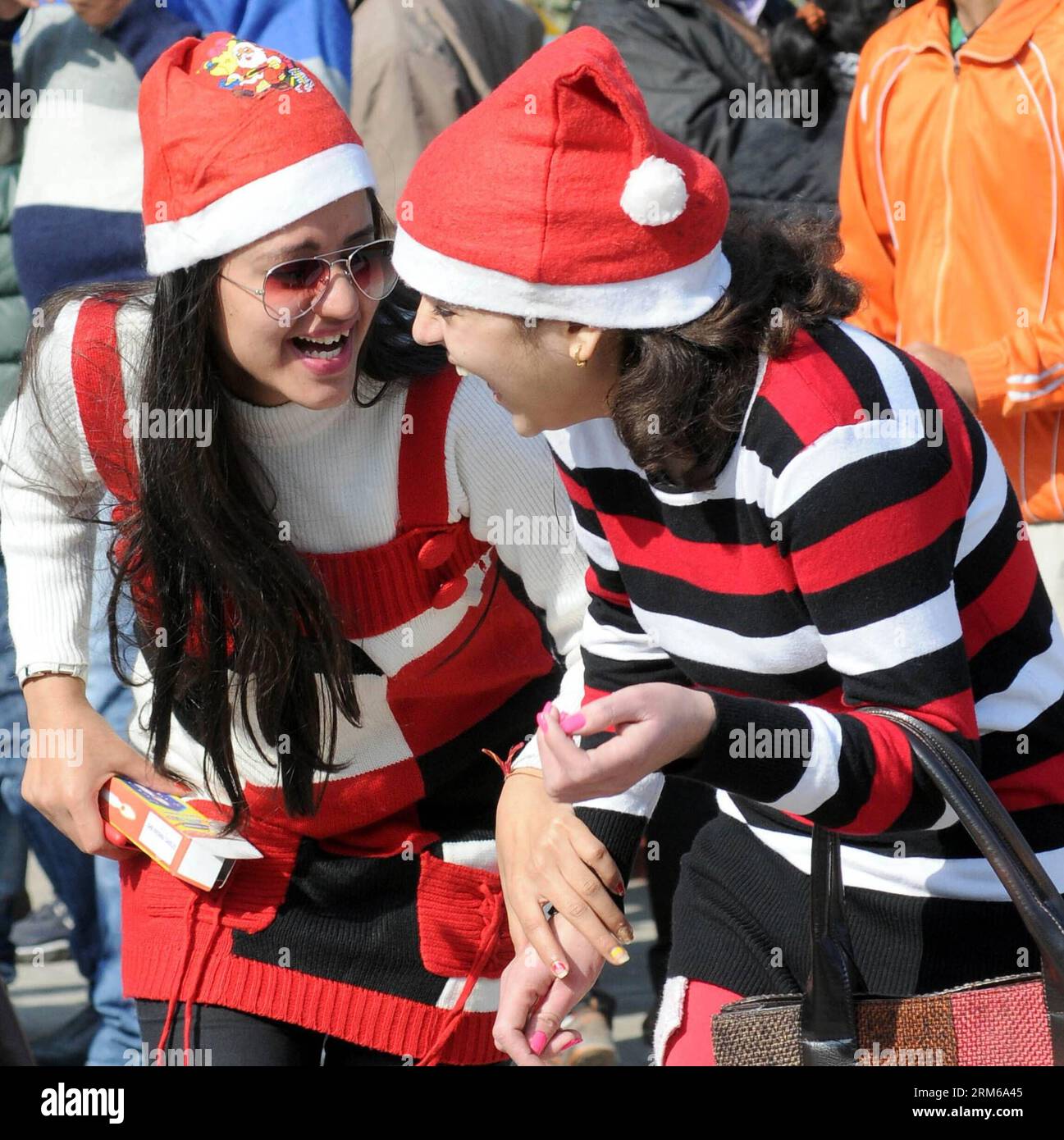 (131225) -- NUOVA DELHI, 25 dicembre 2013 (Xinhua) -- due ragazze condividono un momento leggero a St. Paul S Cathedral il giorno di Natale a nuova Delhi, India, 25 dicembre 2013. (Xinhua/Partha Sarkar) (djj) INDIA-NEW DELHI-CHRISTMAS-CELEBRATION PUBLICATIONxNOTxINxCHN New Delhi DEC 25 2013 XINHUA Two Girls Share a Light Moment PRESSO la Cattedrale di San Paolo IL giorno di Natale a nuova Delhi India DEC 25 2013 XINHUA Partha Sarkar India New Delhi Christmas Celebration PUBLICATIONXNOTXINXCHN Foto Stock