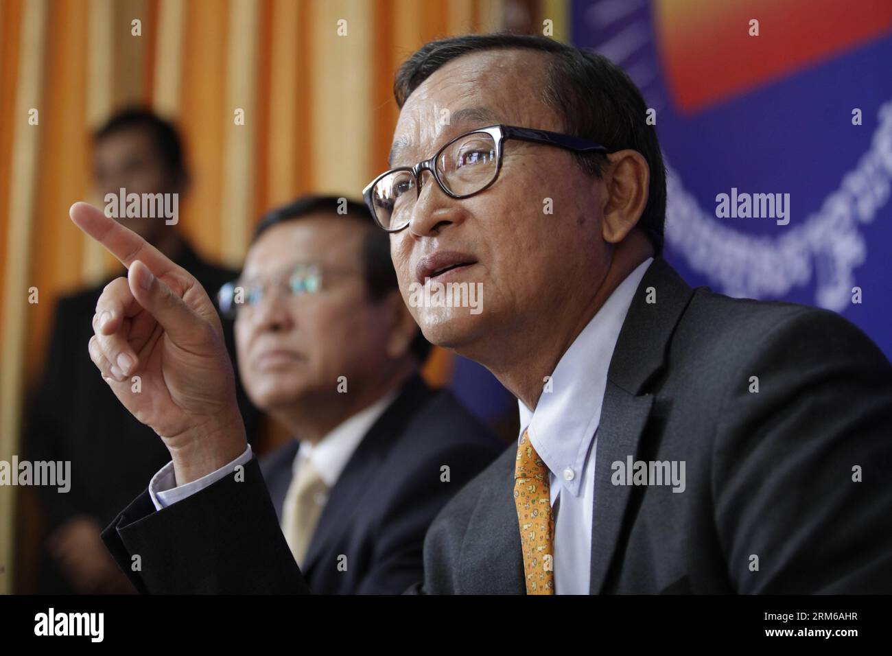 (131228) -- PHNOM PENH, 28 dicembre 2013 (Xinhua) -- Sam Rainsy, presidente della principale opposizione Cambogia Cambogia National Rescue Party (CNRP), parla in una conferenza stampa a Phnom Penh, Cambogia, 28 dicembre 2013. Sabato, il leader cambogiano dell'opposizione Sam Rainsy ha chiesto un negoziato con il partito di governo del primo ministro Hun Sen sulla disputa politica dalle elezioni generali di luglio. (Xinhua/Phearum) CAMBOGIA-PHNOM PENH-OPPOSIZIONE PUBLICATIONxNOTxINxCHN Phnom Penh DEC 28 2013 XINHUA Sat Rainsy Presidente dell'opposizione principale Cambogia National Rescue Party parla A una conferenza stampa Foto Stock