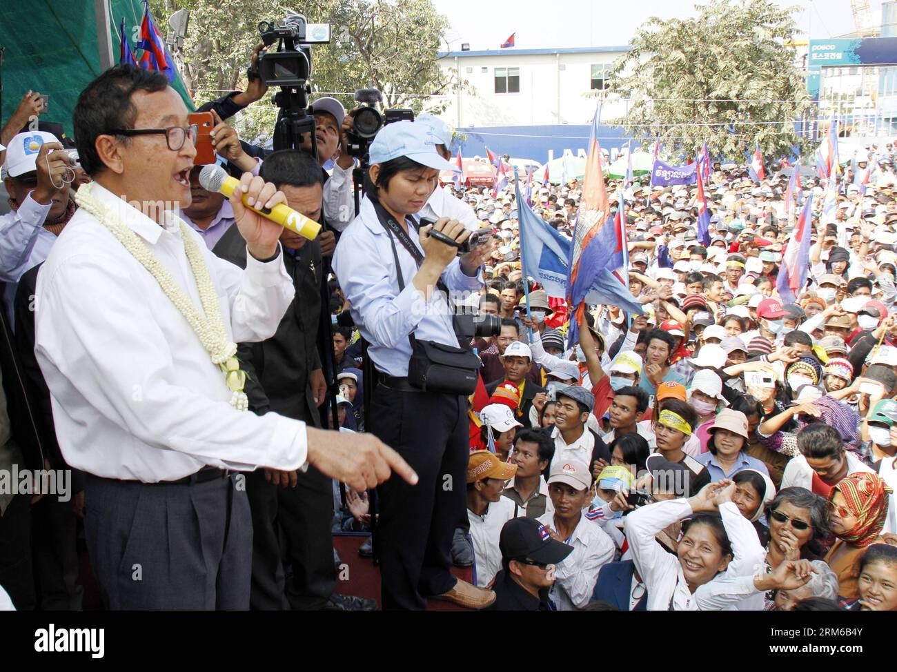 (131229) -- PHNOM PENH, 29 dicembre 2013 (Xinhua) -- Sam Rainsy (fronte), presidente della principale opposizione Cambogia del Partito di salvataggio nazionale della Cambogia (CNRP), parla ai suoi sostenitori durante una manifestazione al Freedom Park di Phnom Penh, Cambogia, 29 dicembre 2013. Si stima che 40.000 sostenitori dell'opposizione siano scesi per le strade della capitale Phnom Penh domenica pomeriggio per chiedere le dimissioni del primo ministro Hun Sen e un nuovo voto a seguito delle accuse di gravi irregolarità durante le elezioni di luglio. (Xinhua/Sovannara) (djj) CAMBOGIA-PHNOM PENH-PM-RALLY PUBLICATIONxNOTxINxCHN Phnom Penh DEC 29 2013 XINHUA S Foto Stock