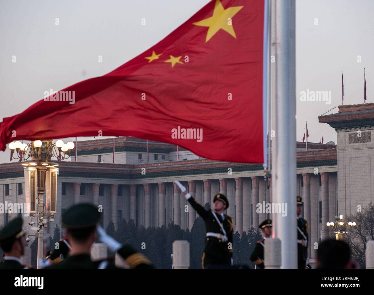 (140101) -- PECHINO, 1 gennaio 2014 (Xinhua) -- la bandiera nazionale cinese sorge nella piazza Tian anmen a Pechino, capitale della Cina, 1 gennaio 2014. Quasi 20.000 persone si sono riunite in Piazza Tian Anmen e hanno assistito alla cerimonia di innalzamento della bandiera nazionale il primo giorno del nuovo anno. (Xinhua/Zhang Yu) (hdt) CINA-PECHINO-CAPODANNO- CERIMONIA DI INNALZAMENTO DELLA BANDIERA (CN) PUBLICATIONxNOTxINxCHN Pechino 1 gennaio 2014 la bandiera nazionale cinese di XINHUA sorge nella piazza Tian anmen a Pechino capitale cinese 1 gennaio 2014 parrocchiani 20 000 celebrità si sono riunite nella piazza Tian Anmen e hanno assistito alla bandiera nazionale Rais Foto Stock