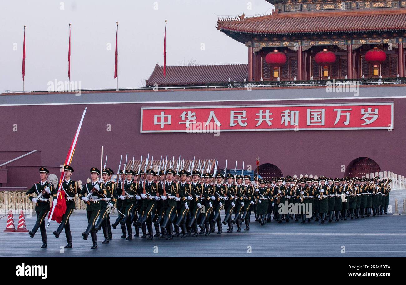 (140101) -- PECHINO, 1 gennaio 2014 (Xinhua) -- le guardie di bandiera nazionali cinesi scortano la bandiera attraverso Chang An Avenue a Pechino, capitale della Cina, 1 gennaio 2014. Quasi 20.000 persone si sono riunite in Piazza Tian Anmen e hanno assistito alla cerimonia di innalzamento della bandiera nazionale il primo giorno del nuovo anno. (Xinhua/Zhang Yu) (hdt) CINA-PECHINO-CAPODANNO- CERIMONIA DI INNALZAMENTO DELLA BANDIERA (CN) PUBLICATIONxNOTxINxCHN Pechino 1 gennaio 2014 XINHUA guardie di bandiera nazionali cinesi scortano la bandiera attraverso il Chang verso Avenue a Pechino capitale della Cina 1 gennaio 2014 parrocchiani 20 000 celebrità riunite al Tian anmen Squar Foto Stock