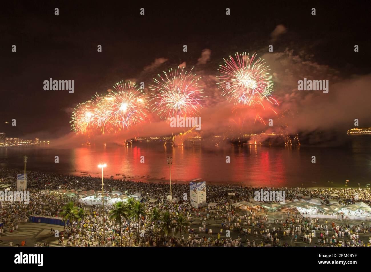 (140101) -- RIO DE JANEIRO, 1 gennaio 2014 (Xinhua) -- i fuochi d'artificio illuminano il cielo nei pressi di Copacabana di Rio de Janeiro che suonano nel nuovo anno in Brasile, 1 gennaio 2014. (Xinhua/Xu Zijian)(srb) BRASILE-RIO DE JANEIRO-CAPODANNO PUBLICATIONxNOTxINxCHN Rio de Janeiro 1 gennaio 2014 i fuochi d'artificio di XINHUA illuminano il cielo vicino a Copacabana di Rio de Janeiro suonano nel nuovo anno in Brasile 1 gennaio 2014 XINHUA Xu Zijian SRB Brasile Rio de Janeiro Capodanno PUBLICATIONXNOTXINXCHN Foto Stock
