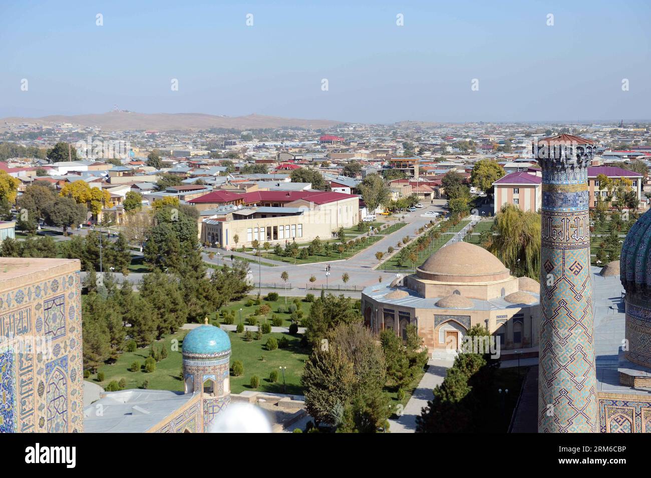 TASHKENT, 27 ottobre 2013 -- la foto scattata il 27 ottobre 2013 mostra la vista della città dal Registan a Samarcanda, Uzbekistan. Il Registan è il cuore dell'antica città di Samarcanda ed è costituito da tre edifici separati, tra cui la Madrasa di Ulugh Beg, la Madrasa di Sher-Dor e la Madrasa di Tilya-Kori. Samarcanda è la seconda città più grande dell'Uzbekistan e la capitale della provincia di Samarqand. È un'antica città sulla via della Seta e un porto fuso delle culture del mondo. È stato inserito nell'elenco dei siti Patrimonio dell'Umanità dall'UNESCO nel 2001. (Xinhua/Sadat) (dzl) UZBEKISTAN-SAMARCANDA-PATRIMONIO MONDIALE Foto Stock