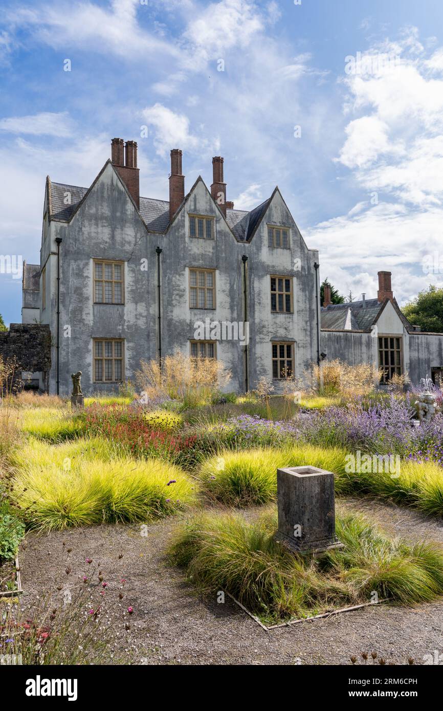 Giardini nei giardini del castello di St Fagans, St Fagans Museum of History, Cardiff, Galles Foto Stock