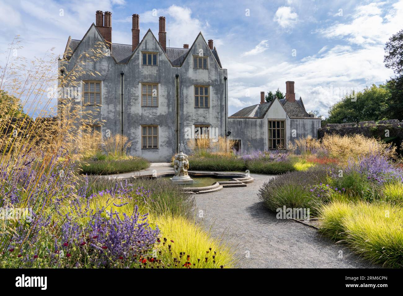 Giardini nei giardini del castello di St Fagans, St Fagans Museum of History, Cardiff, Galles Foto Stock
