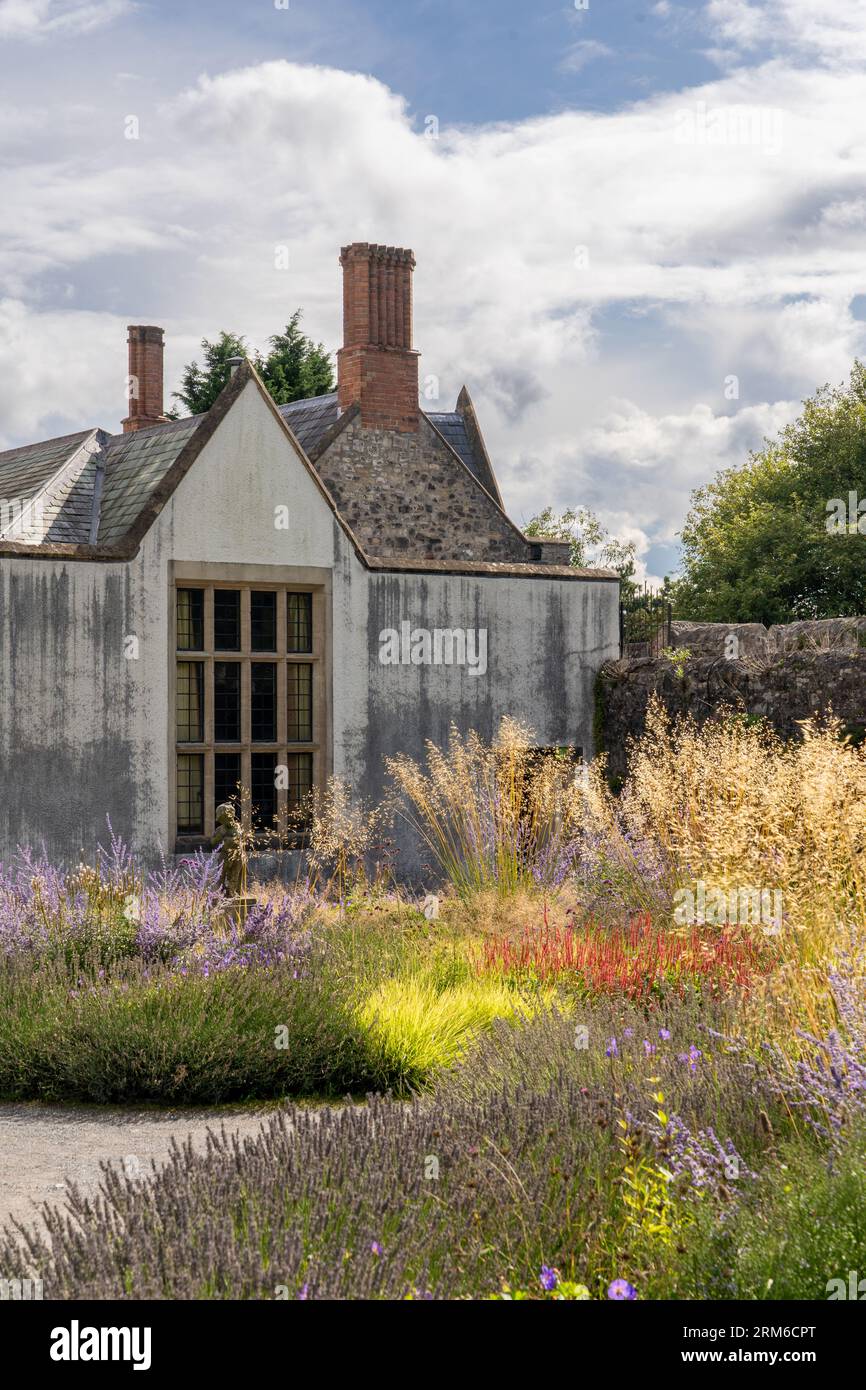 Giardini nei giardini del castello di St Fagans, St Fagans Museum of History, Cardiff, Galles Foto Stock