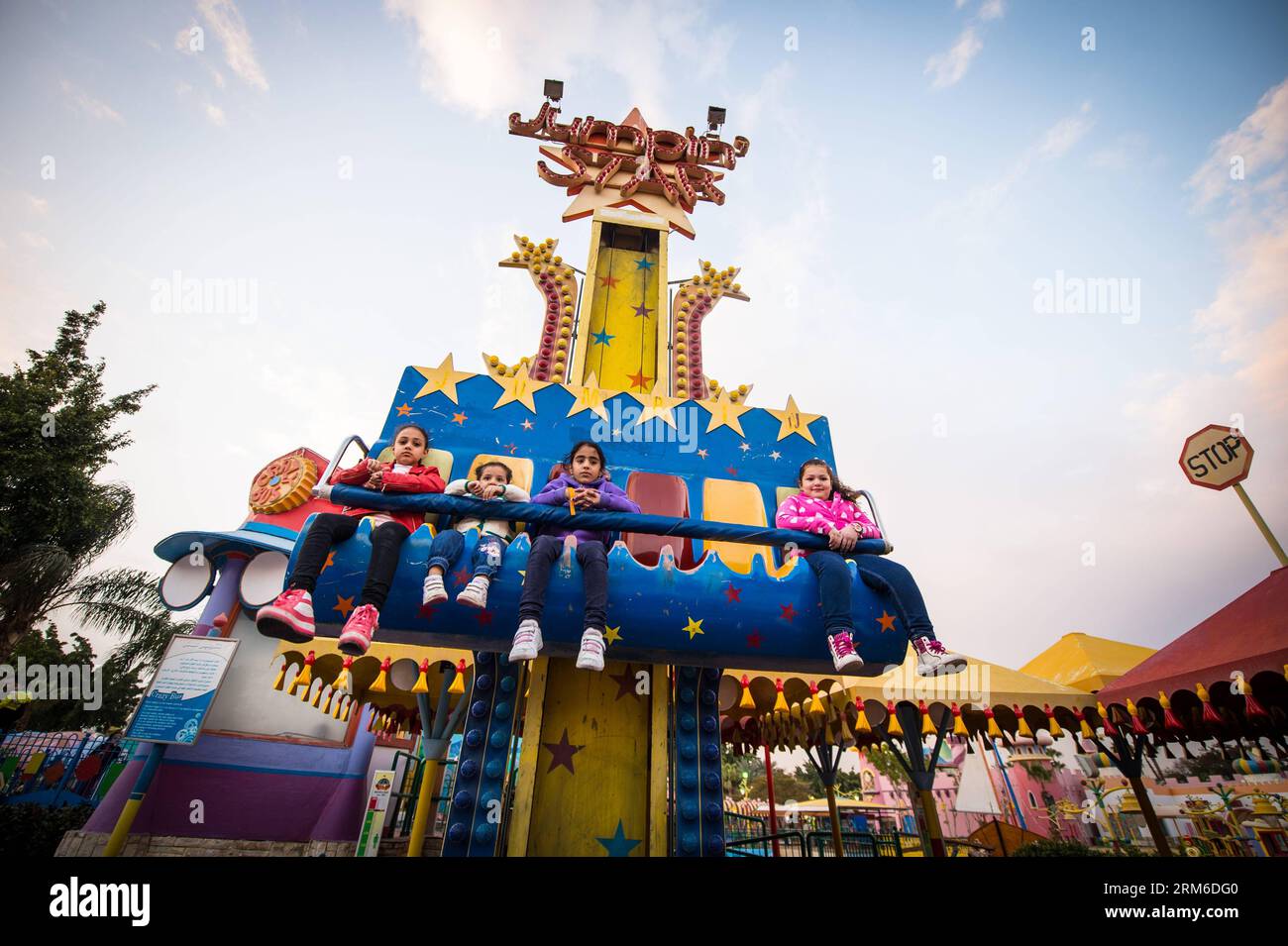 I bambini si divertono con il Turbo Drop nel Dream Park, un parco divertimenti situato nel sud-ovest del Cairo, capitale dell'Egitto, il 5 gennaio 2014. Il parco ha attratto famiglie locali e visitatori stranieri con decorazioni natalizie e Capodanno e sconti sui biglietti. (Xinhua/Pan Chaoyue) EGITTO-CAIRO-ANIMAZIONE QUOTIDIANA PUBLICATIONxNOTxINxCHN i bambini si divertono con il turbo drop nel Dream Park al parco divertimenti situato nella capitale sud-occidentale del Cairo in Egitto IL 5 gennaio 2014 il parco ha attratto famiglie locali e visitatori stranieri con decorazioni natalizie e capodanno e sconti SUI biglietti XINHUA Pan Chaoyue Foto Stock