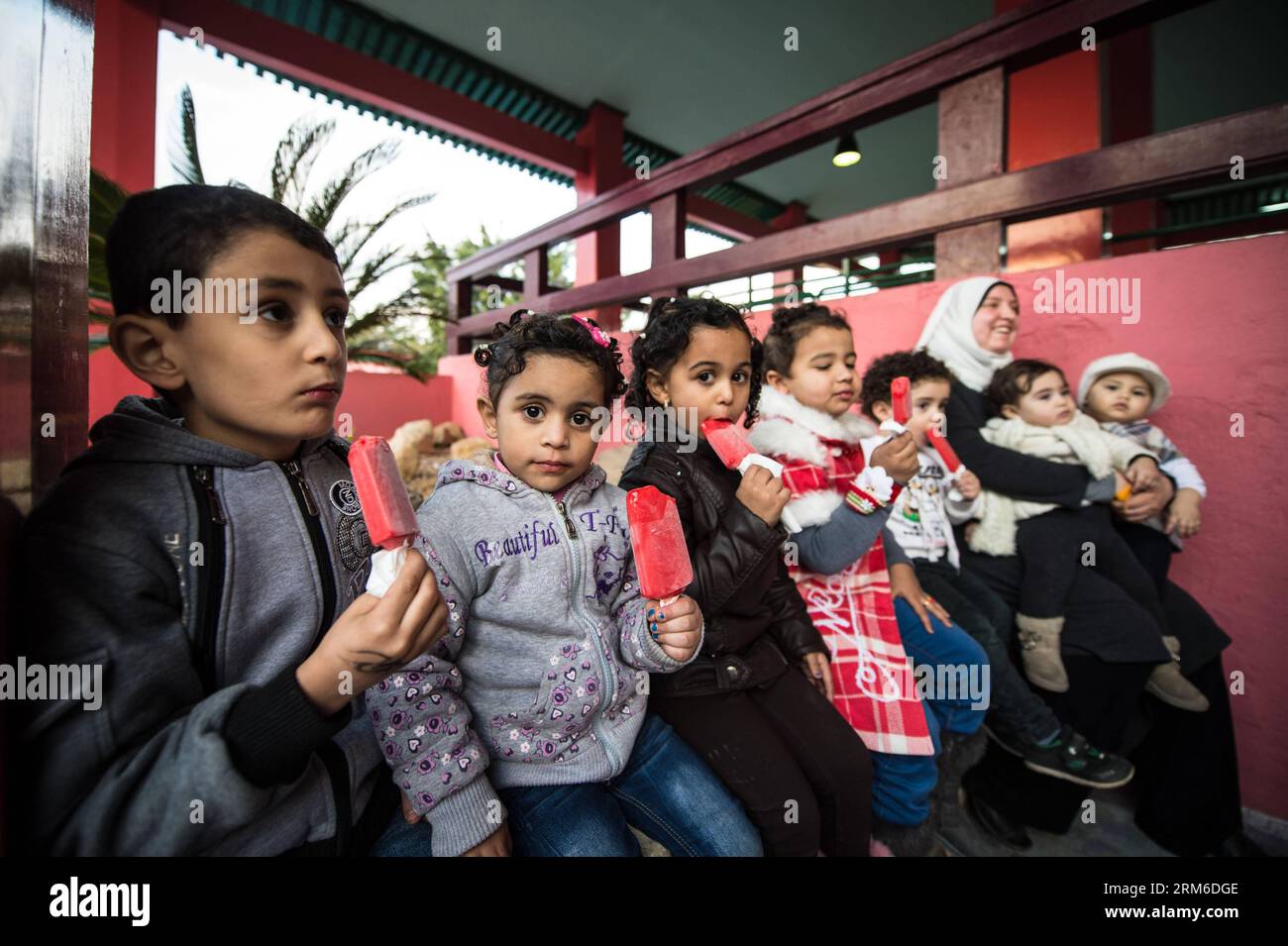 I bambini potranno gustare gelati al Dream Park, un parco divertimenti situato nel sud-ovest del Cairo, capitale dell'Egitto, il 5 gennaio 2014. Il parco ha attratto famiglie locali e visitatori stranieri con decorazioni natalizie e Capodanno e sconti sui biglietti. (Xinhua/Pan Chaoyue) EGITTO-CAIRO-ANIMAZIONE QUOTIDIANA PUBLICATIONxNOTxINxCHN i bambini si divertono con i GELATI DEL Dream Park al parco divertimenti situato nella capitale sud-occidentale del Cairo in Egitto IL 5 gennaio 2014 il parco ha attratto famiglie locali e visitatori stranieri con decorazioni natalizie e capodanno e sconti SUI biglietti XINHUA Pan Chaoyue Foto Stock