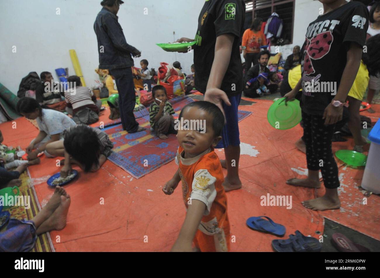 (140106) -- SUMATRA SETTENTRIONALE, 6 gennaio 2014 (Xinhua) -- i rifugiati del vulcano Sinabung si rifugiano a Sumatra settentrionale, Indonesia, 6 gennaio 2014. Oltre 21.800 persone hanno cercato rifugio in 33 rifugi nel distretto di Karo nella provincia di Sumatra settentrionale, mentre il vulcano Sinabung ha continuato a spargere cenere e lava lunedì, ha detto un funzionario indonesiano. (Xinhua/Agung Kuncahya B.) INDONESIA-SUMATRA SETTENTRIONALE-SINABUNG-REFUGEES PUBLICATIONxNOTxINxCHN Sumatra settentrionale 6 gennaio 2014 i rifugiati del vulcano XINHUA Sinabung prendono rifugio A Sumatra settentrionale Indonesia 6 gennaio 2014 oltre 21 800 celebrità hanno cercato rifugio A 33 nel Diamond District di North Sum Foto Stock
