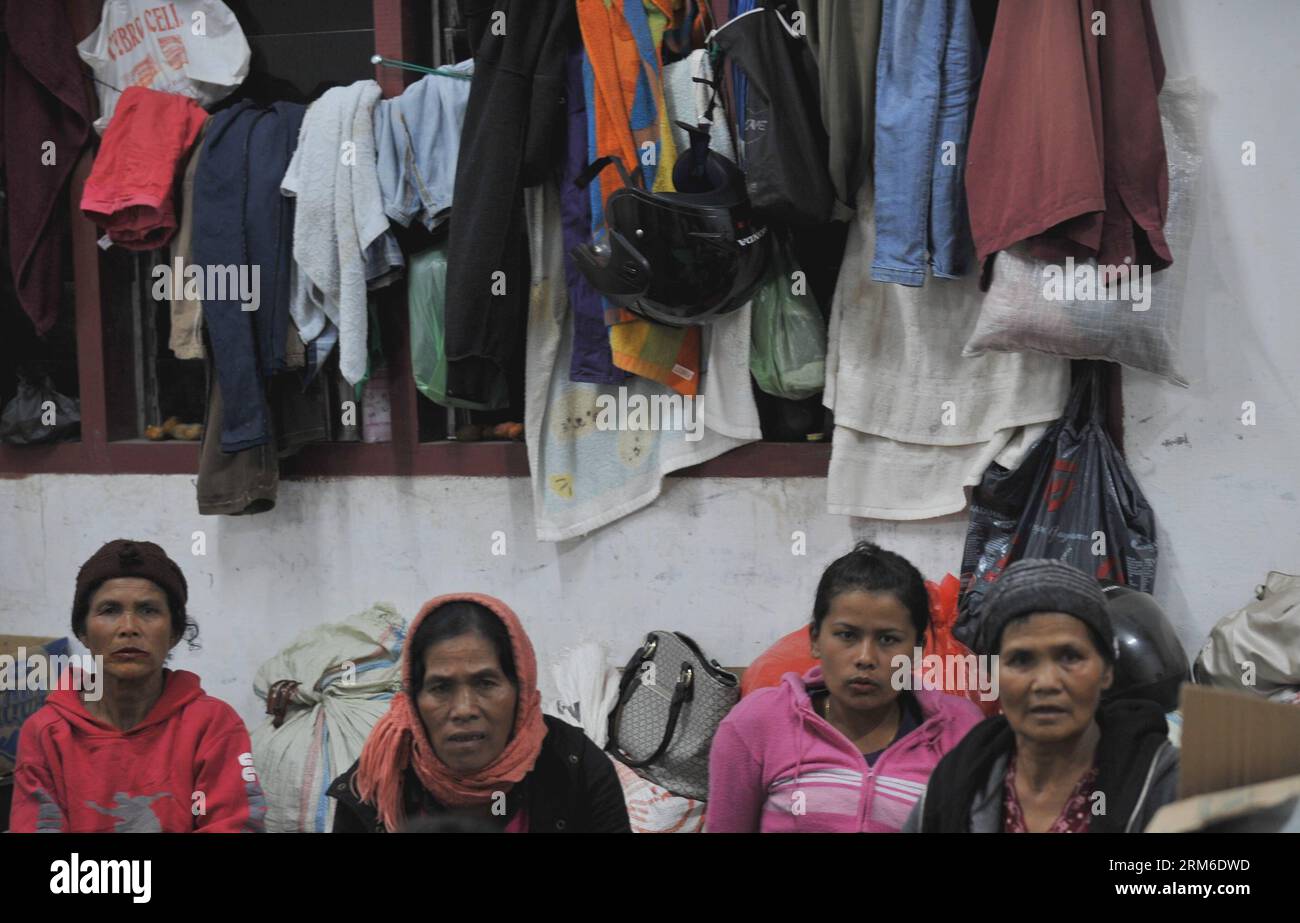 (140106) -- SUMATRA SETTENTRIONALE, 6 gennaio 2014 (Xinhua) -- i rifugiati del vulcano Sinabung si rifugiano a Sumatra settentrionale, Indonesia, 6 gennaio 2014. Oltre 21.800 persone hanno cercato rifugio in 33 rifugi nel distretto di Karo nella provincia di Sumatra settentrionale, mentre il vulcano Sinabung ha continuato a spargere cenere e lava lunedì, ha detto un funzionario indonesiano. (Xinhua/Agung Kuncahya B.) INDONESIA-SUMATRA SETTENTRIONALE-SINABUNG-REFUGEES PUBLICATIONxNOTxINxCHN Sumatra settentrionale 6 gennaio 2014 i rifugiati del vulcano XINHUA Sinabung prendono rifugio A Sumatra settentrionale Indonesia 6 gennaio 2014 oltre 21 800 celebrità hanno cercato rifugio A 33 nel Diamond District di North Sum Foto Stock