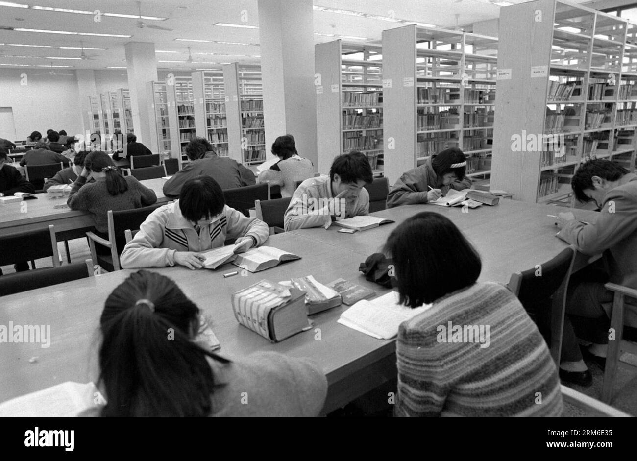 La foto scattata nel febbraio 1990 mostra gli studenti che studiano nella biblioteca costruita con la donazione del magnate dei media e filantropo di Hong Kong R. Shaw alla Beijing Normal University di Pechino, capitale della Cina. (Xinhua/Wang Jiyu) (ry) CHINA-HONG KONG-RUN SHOW-LUTTO (CN) PUBLICATIONxNOTxINxCHN foto scattata nel febbraio 1990 mostra gli studenti che studiano ALLA Biblioteca costruita con la donazione di Hong Kong Media Mogul e filantropo r Shaw ALLA Beijing Normal University di Pechino capitale della Cina XINHUA Wang Jiyu Ry China Hong Kong Run Show lutto CN PUBLICATIONxNOTxINxCHN Foto Stock