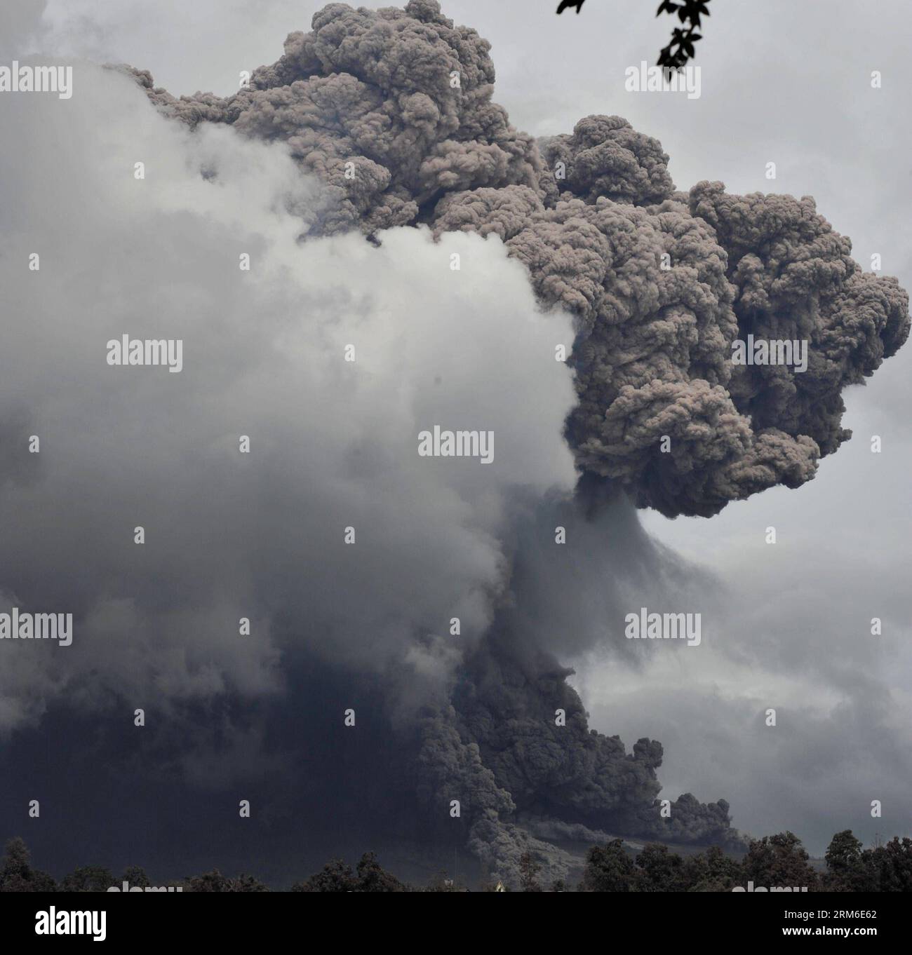(140107) -- SUMATRA SETTENTRIONALE, 7 gennaio 2014. (Xinhua) -- il Monte Sinabung lancia materiali vulcanici mentre erutta nel nord di Sumatra, Indonesia, 7 gennaio 2014. Oltre 21.800 persone hanno cercato rifugio in 33 rifugi nel distretto di Karo nella provincia di Sumatra settentrionale, mentre il vulcano Sinabung ha continuato a spargere cenere e lava lunedì, ha detto un funzionario indonesiano. (Xinhua/Agung Kuncahya B.) INDONESIA-SUMATRA SETTENTRIONALE-MONTE SINABUNG-ERUPTION PUBLICATIONxNOTxINxCHN Sumatra settentrionale 7 gennaio 2014 XINHUA il Monte Sinabung spews Volcanic Material as IT eruts in North Sumatra Indonesia 7 gennaio 2014 oltre 21 800 celebrità hanno cercato Refu Foto Stock