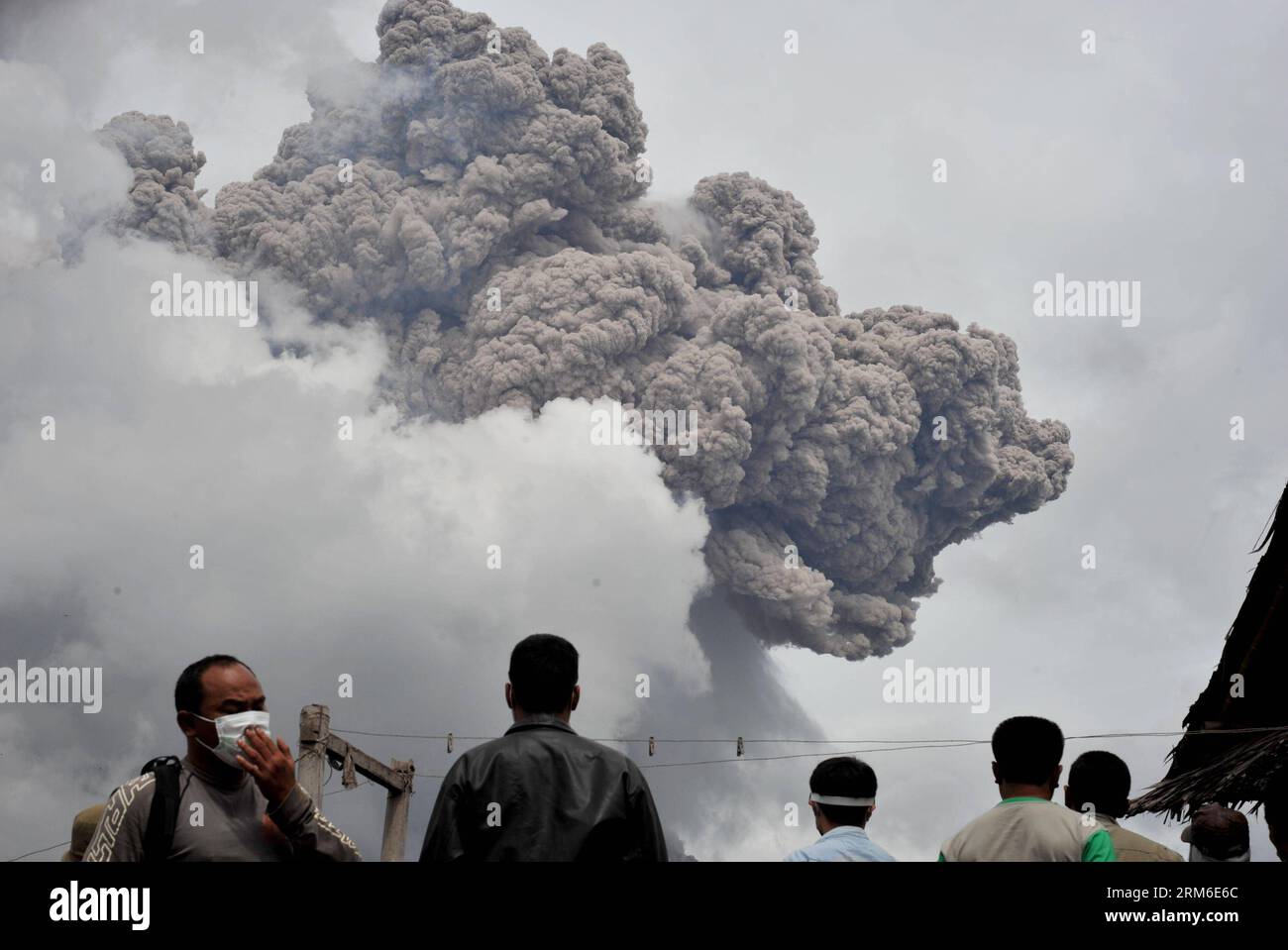 (140107) -- SUMATRA SETTENTRIONALE, 7 gennaio 2014. (Xinhua) -- la gente guarda come il Monte Sinabung lancia materiali vulcanici durante un'eruzione a Sumatra settentrionale, Indonesia, 7 gennaio 2014. Oltre 21.800 persone hanno cercato rifugio in 33 rifugi nel distretto di Karo nella provincia di Sumatra settentrionale, mentre il vulcano Sinabung ha continuato a spargere cenere e lava lunedì, ha detto un funzionario indonesiano. (Xinhua/Agung Kuncahya B.) INDONESIA-SUMATRA SETTENTRIONALE-MONTE SINABUNG-ERUPTION PUBLICATIONxNOTxINxCHN Sumatra settentrionale 7 gennaio 2014 le celebrità di XINHUA guardano come il Monte Sinabung lancia materiale vulcanico durante l'eruzione nel nord di Sumatra indonesiano Foto Stock