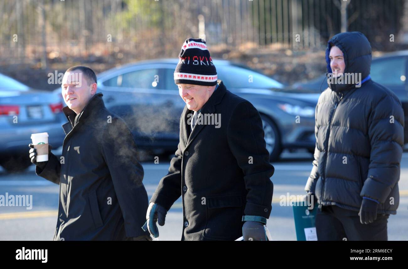 (140107) -- WASHINGTON, 7 gennaio 2014 (Xinhua) -- la gente cammina su una strada a Washington, negli Stati Uniti, 7 gennaio 2014. Un'esplosione di aria polare ha afferrato il Midwest e si è spinta verso est e sud lunedì. (Xinhua/Yin Bogu) U.S.-WASHINGTON-ONDA FREDDA PUBLICATIONxNOTxINxCHN Washington 7 gennaio 2014 le celebrità di XINHUA camminano SU una strada a Washington gli Stati Uniti 7 gennaio 2014 Blast of Polar Air afferrò il Midwest e spinse verso est e sud lunedì XINHUA Yin Bogu U S Washington Cold Wave PUBLICATIONXNOTXINXCHN Foto Stock