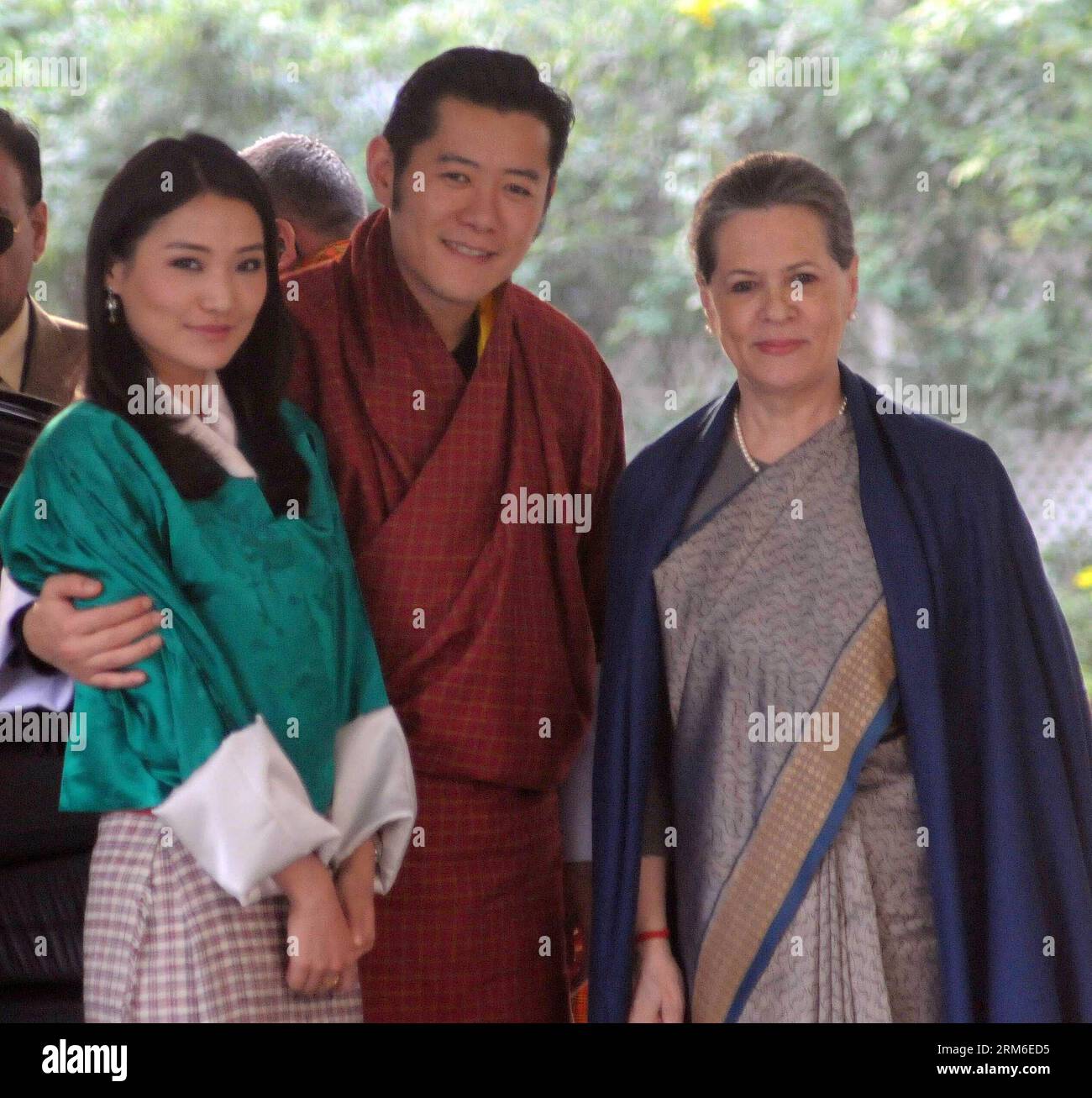 (140107) -- NUOVA DELHI, 7 gennaio 2014 (Xinhua) -- Re del Bhutan Jigme Khesar Namgyel Wangchuck (C, davanti) e Regina Jetsun Pema Wangchuck (L, davanti) posano per le foto con il presidente del Partito del Congresso Indiano Sonia Gandhi (R) a nuova Delhi, India, 7 gennaio 2014. (Xinhua/Partha Sarkar)(lrz) INDIA-NUOVA DELHI-BHUTAN-KING-QUEEN PUBLICATIONxNOTxINxCHN New Delhi 7 gennaio 2014 XINHUA Bhutan S King Jigme Khesar Namgyel Wang Chuck C Front e Queen Jetsun Pema Wang Chuck l posa frontale per foto con il presidente del Partito del Congresso indiano Sonia Gandhi r a nuova Delhi India 7 gennaio 2014 XINHUA Partha Sarkar India New Delhi BH Foto Stock