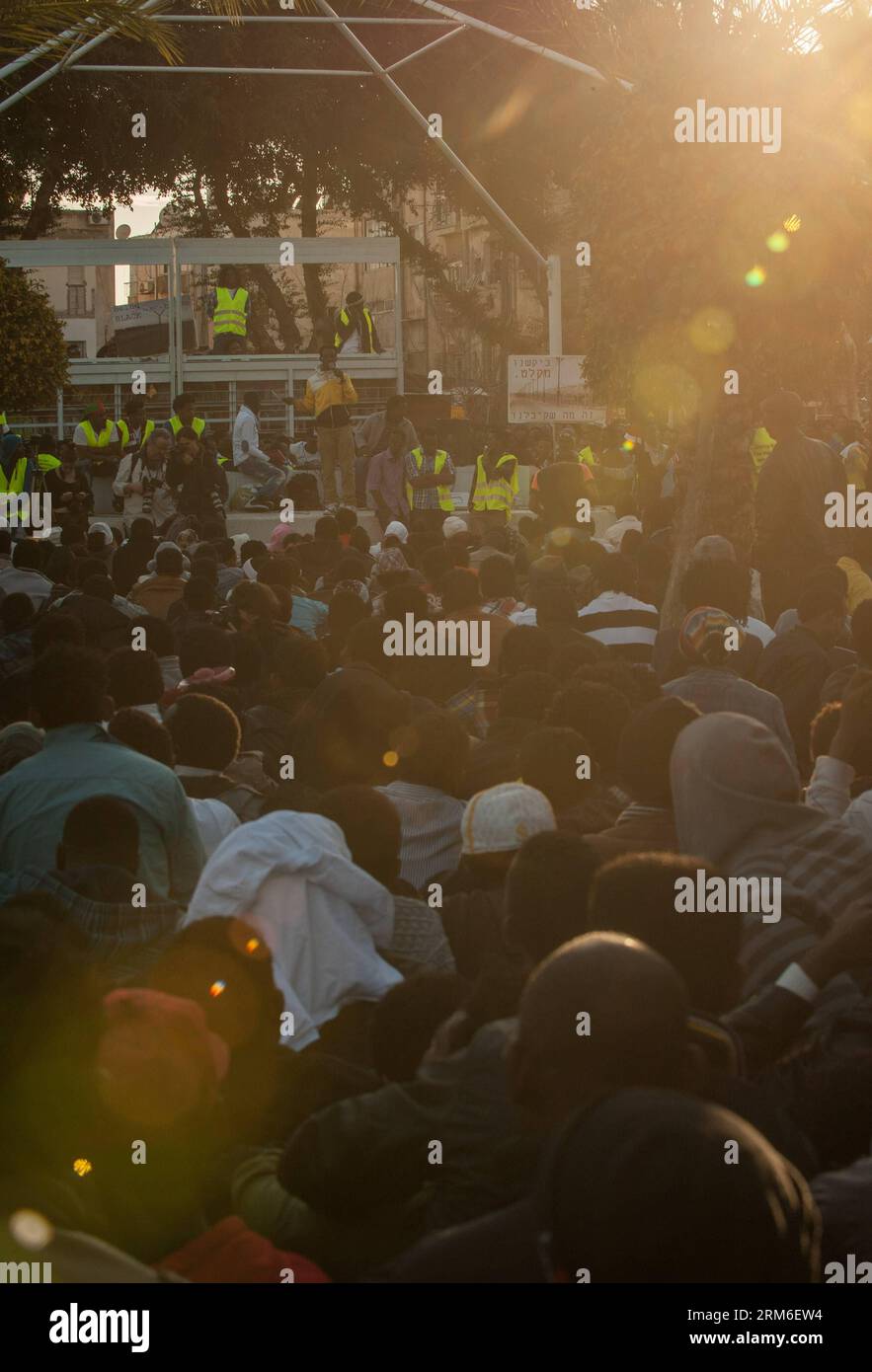 (140108) -- TEL AVIV, (Xinhua) -- Un rappresentante parla durante una manifestazione a Tel Aviv, Israele, il 7 gennaio 2014. I richiedenti asilo in Israele hanno dichiarato che continueranno a scioperare fino a nuovo avviso, mentre la loro lotta per i diritti dei rifugiati entrerà nel suo terzo giorno, i rappresentanti della comunità hanno dichiarato martedì in una conferenza stampa a Tel Aviv. Decine di migliaia di richiedenti asilo sono in sciopero da domenica. Sono scesi per le strade di Tel Aviv e hanno marciato verso le ambasciate statunitensi ed europee in Israele in un appello per pressioni internazionali per annullare la legge israeliana anti-infiltrazione, che consente di arrestarli Foto Stock