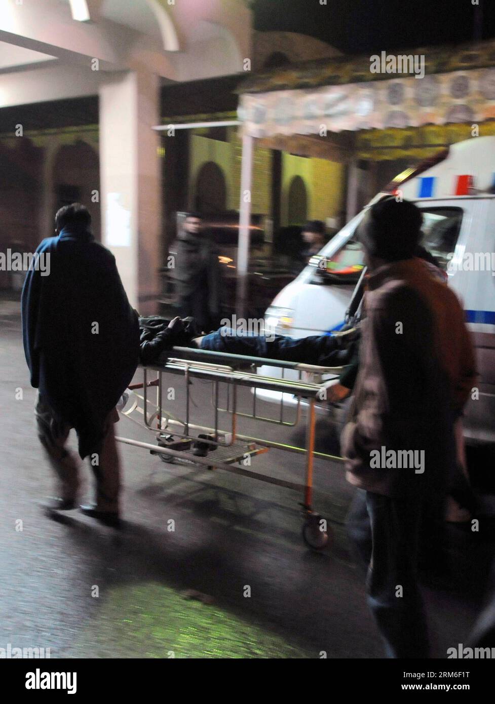 (140108) -- ISLAMABAD, 8 gennaio 2014 (Xinhua) -- le persone trasferiscono un uomo ferito in un ospedale di Islamabad, capitale del Pakistan, l'8 gennaio 2014. Almeno 15 persone sono rimaste uccise e altre 26 ferite quando due furgoni passeggeri provenienti da direzioni opposte sono caduti in un burrone dopo essersi colpiti a vicenda vicino alla città settentrionale del Pakistan di Murree mercoledì sera, hanno detto funzionari di polizia e fonti ospedaliere. (Xinhua/Ahmad Kamal) PAKISTAN-ISLAMABAD-ROAD-ACCIDENT PUBLICATIONxNOTxINxCHN Islamabad 8 gennaio 2014 celebrità di XINHUA trasferimento ad uomo ferito in un ospedale di Islamabad capitale del Pakistan L'8 gennaio Foto Stock