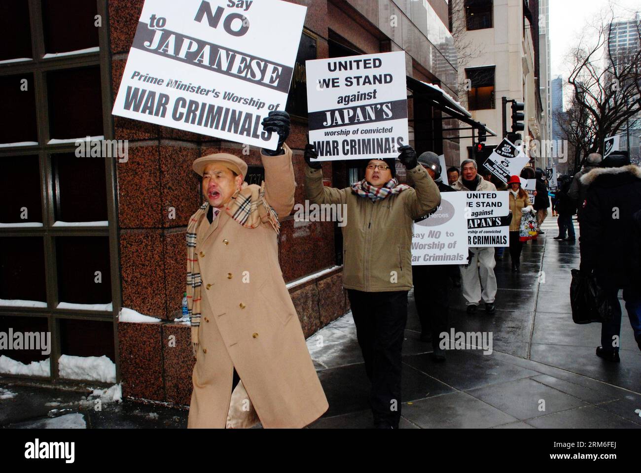 Protesta cinese locale fuori dal Consolato generale del Giappone a Chicago, Stati Uniti, 9 gennaio 2014. Un gruppo di manifestanti ha manifestato al di fuori del Consolato generale del Giappone qui giovedì in occasione della recente visita del primo ministro giapponese Shinzo Abe al controverso Santuario Yasukuni. (Xinhua/Zhang Dawei) US-CHICAGO-CINESE-GIAPPONE-PROTESTA PUBLICATIONxNOTxINxCHN protesta locale cinese fuori dal consolato generale del Giappone a Chicago gli Stati Uniti 9 gennaio 2014 un gruppo di manifestanti ha manifestato fuori dal consolato generale del Giappone qui giovedì su primi ministri giapponesi Shinzo AB Foto Stock