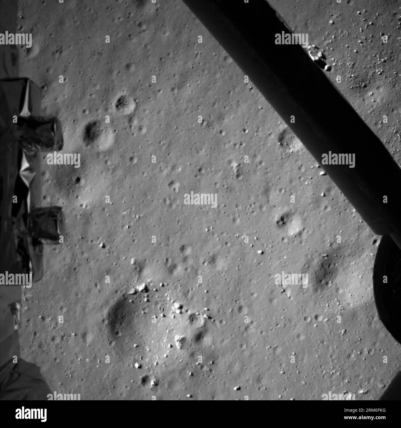 (140110) -- PECHINO (Xinhua) -- foto scattata dalla macchina fotografica dello sbarco il 14 dicembre 2013 mostra la forma terrestre della luna durante l'atterraggio della sonda lunare Chang e-3 all'altezza di 99 metri dal paesaggio lunare. La Chinese Academy of Sciences ha pubblicato un gruppo di foto del paesaggio lunare dalle telecamere sulla sonda lunare cinese Chang e-3 venerdì. Chang e-3, con il primo rover lunare del paese a bordo, è atterrato sulla luna il 14 dicembre 2013, segnando la prima volta che la Cina ha inviato una navicella spaziale su una terra morbida sulla superficie di un corpo extraterrestre. (XINHUA) (CJQ) CHINA-SCIENCE-LUNAR PROBE-CHANG E-3-PHOTOGRAPH (CN) PUB Foto Stock