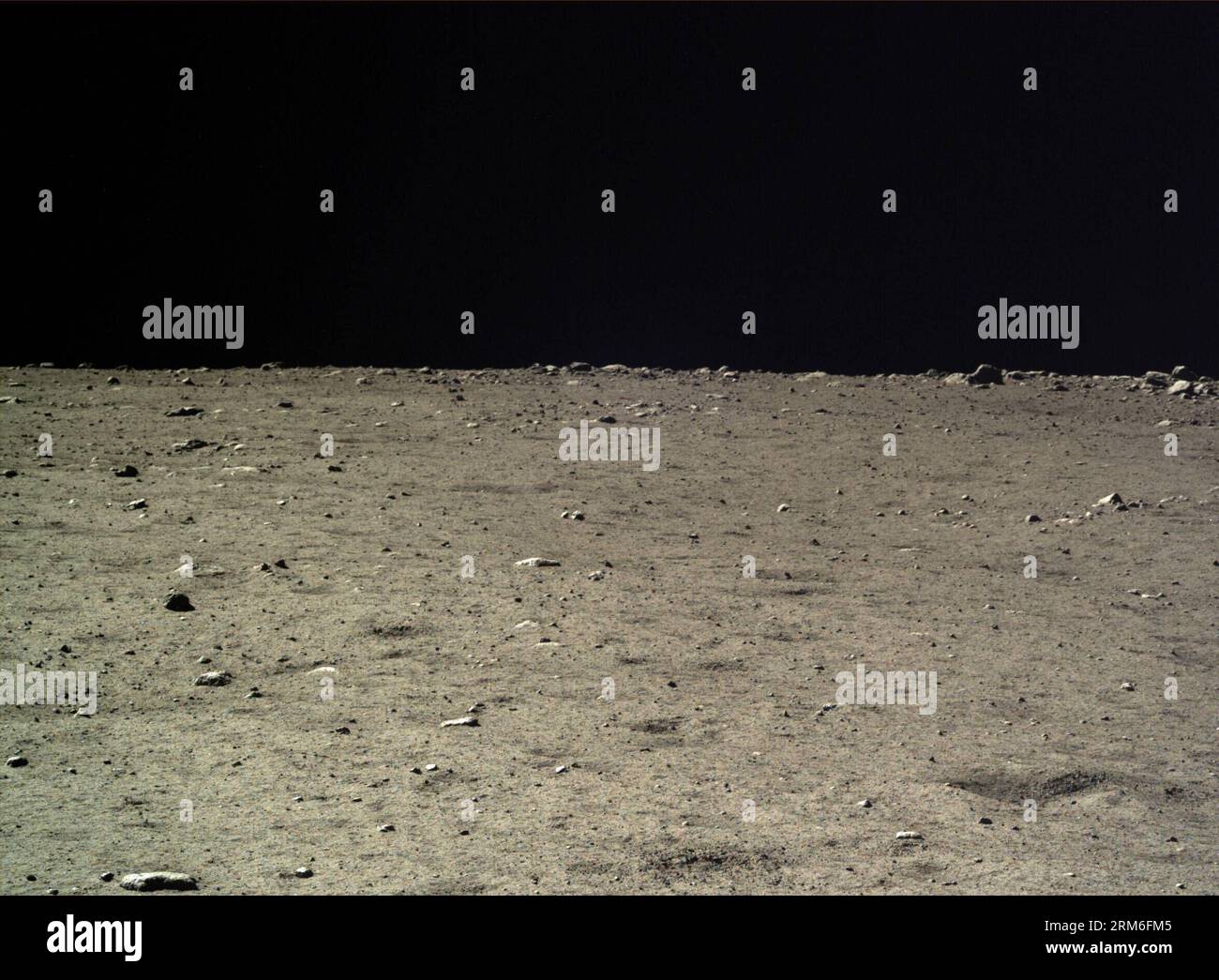 (140110) -- PECHINO (Xinhua) -- foto scattata dalla macchina fotografica del lander lunare Chang e-3 il 18 dicembre 2013 mostra il paesaggio lunare durante il primo cerchio del giorno lunare della missione della sonda lunare Chang e-3. La Chinese Academy of Sciences ha pubblicato un gruppo di foto del paesaggio lunare dalle telecamere sulla sonda lunare cinese Chang e-3 venerdì. Chang e-3, con il primo rover lunare del paese a bordo, è atterrato sulla luna il 14 dicembre 2013, segnando la prima volta che la Cina ha inviato una navicella spaziale su una terra morbida sulla superficie di un corpo extraterrestre. (XINHUA) (CJQ) CHINA-SCIENCE-LUNAR PROBE-CHANG E-3-PHOTOGRAPH (CN) PUB Foto Stock