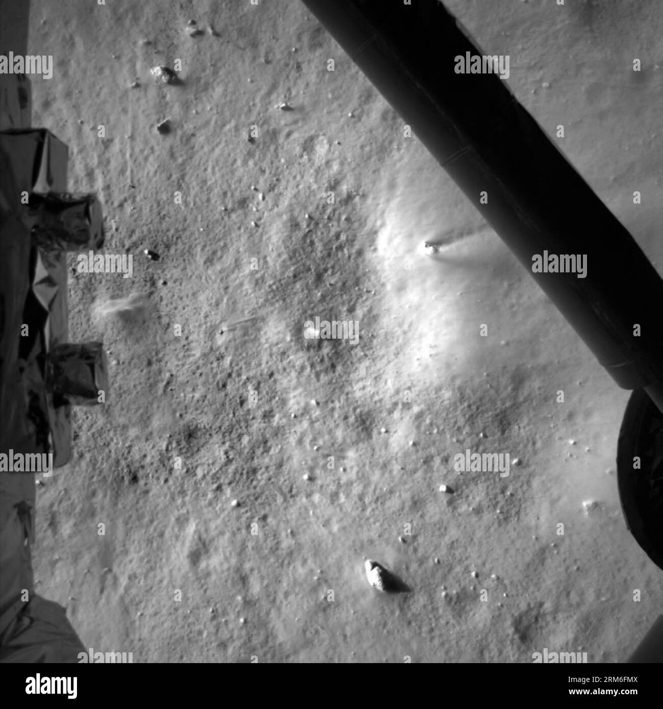(140110) -- PECHINO (Xinhua) -- la foto scattata dalla macchina fotografica dello sbarco il 14 dicembre 2013 mostra la forma terrestre della luna durante l'atterraggio della sonda lunare Chang e-3 all'altezza di 7,9 chilometri dal paesaggio lunare. La Chinese Academy of Sciences ha pubblicato un gruppo di foto del paesaggio lunare dalle telecamere sulla sonda lunare cinese Chang e-3 venerdì. Chang e-3, con il primo rover lunare del paese a bordo, è atterrato sulla luna il 14 dicembre 2013, segnando la prima volta che la Cina ha inviato una navicella spaziale su una terra morbida sulla superficie di un corpo extraterrestre. (XINHUA) (CJQ) CHINA-SCIENCE-LUNAR PROBE-CHANG E-3-PHOTOGRAPH (CN Foto Stock