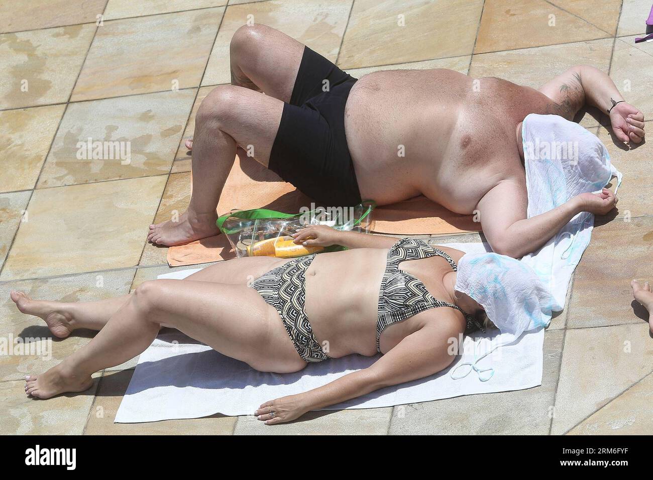 (140111) -- SAN PAOLO, 10 gennaio 2014 (Xinhua) -- la gente riposa in una calda giornata estiva a Sesc Belenzinho a San Paolo, Brasile, il 10 gennaio 2014. Secondo il Center for Weather Forecasting and Climate Studies (Cptec) e il National Institute for Space Research (INPE), il paese potrebbe raggiungere livelli estremi di indice di radiazioni UV che è dannoso per la salute venerdì e nei giorni successivi. Si stima che ogni anno ci siano circa 120.000 nuovi casi di cancro della pelle in Brasile, secondo i rapporti della stampa locale. (Xinhua/Rahel Patrasso) BRASILE-SAN PAOLO-SALUTE-CANCRO PUBLICATIONxNOTxINxCHN Sao Foto Stock