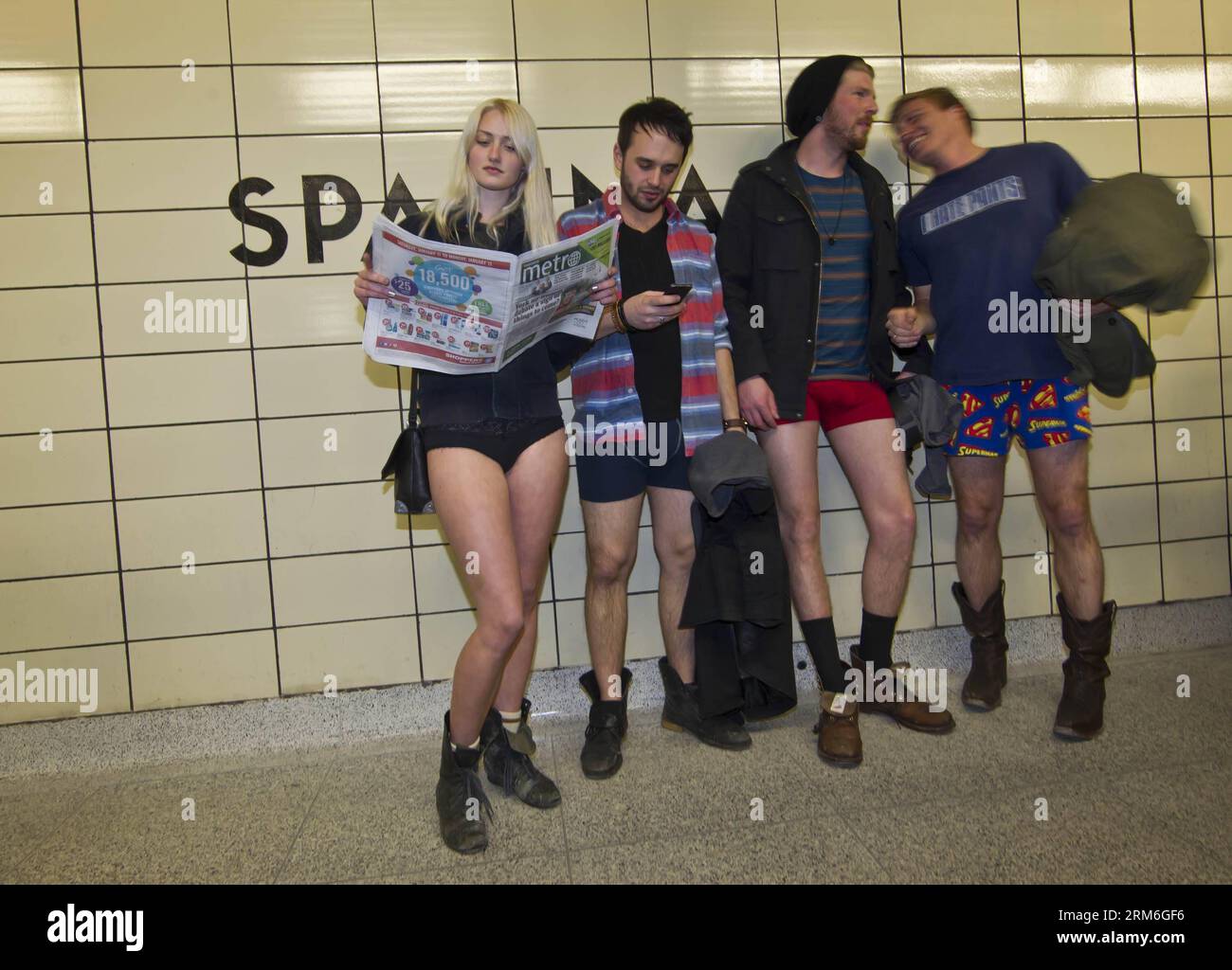 I partecipanti senza pantaloni attendono la metropolitana in una stazione durante il No Pants Subway Ride 2014 a Toronto, 12 gennaio 2014. Più di 200 persone hanno partecipato a questa attività qui la domenica. (Xinhua/Zou Zheng)(ctt) CANADA-TORONTO-NO PANTS DAY PUBLICATIONxNOTxINxCHN i partecipanti senza pantaloni aspettano la metropolitana IN una stazione durante il No Pants Subway Ride 2014 a Toronto 12 gennaio 2014 più di 200 celebrità hanno partecipato a questa attività qui LA domenica XINHUA Zou Zheng CTT Canada Toronto No Pants Day PUBLICATIONXNOTXINCHN Foto Stock