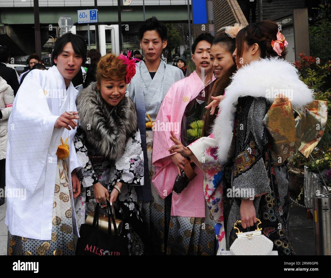 (140113) -- OSAKA, 13 gennaio 2014 (Xinhua) -- giovani ragazze e ragazzi vestiti in costume tradizionale posa per le foto durante la cerimonia annuale del Coming-of-Age Day tenutasi a Osaka, Giappone, 13 gennaio 2014. Le persone che compiono 20 anni prendono parte alla cerimonia annuale del giorno della maggiore età il secondo lunedì di gennaio in Giappone.(Xinhua/ma Xinghua)(axy) JAPAN-OSAKA-COMING-OF-AGE DAY-CELEBRATION PUBLICATIONxNOTxINxCHN Osaka 13 gennaio 2014 XINHUA Young Girls and Boys vestita in costume tradizionale posa per le foto durante la cerimonia annuale del Coming of Age Day Osaka Giappone 13 gennaio 2014 celebrità che turne Foto Stock