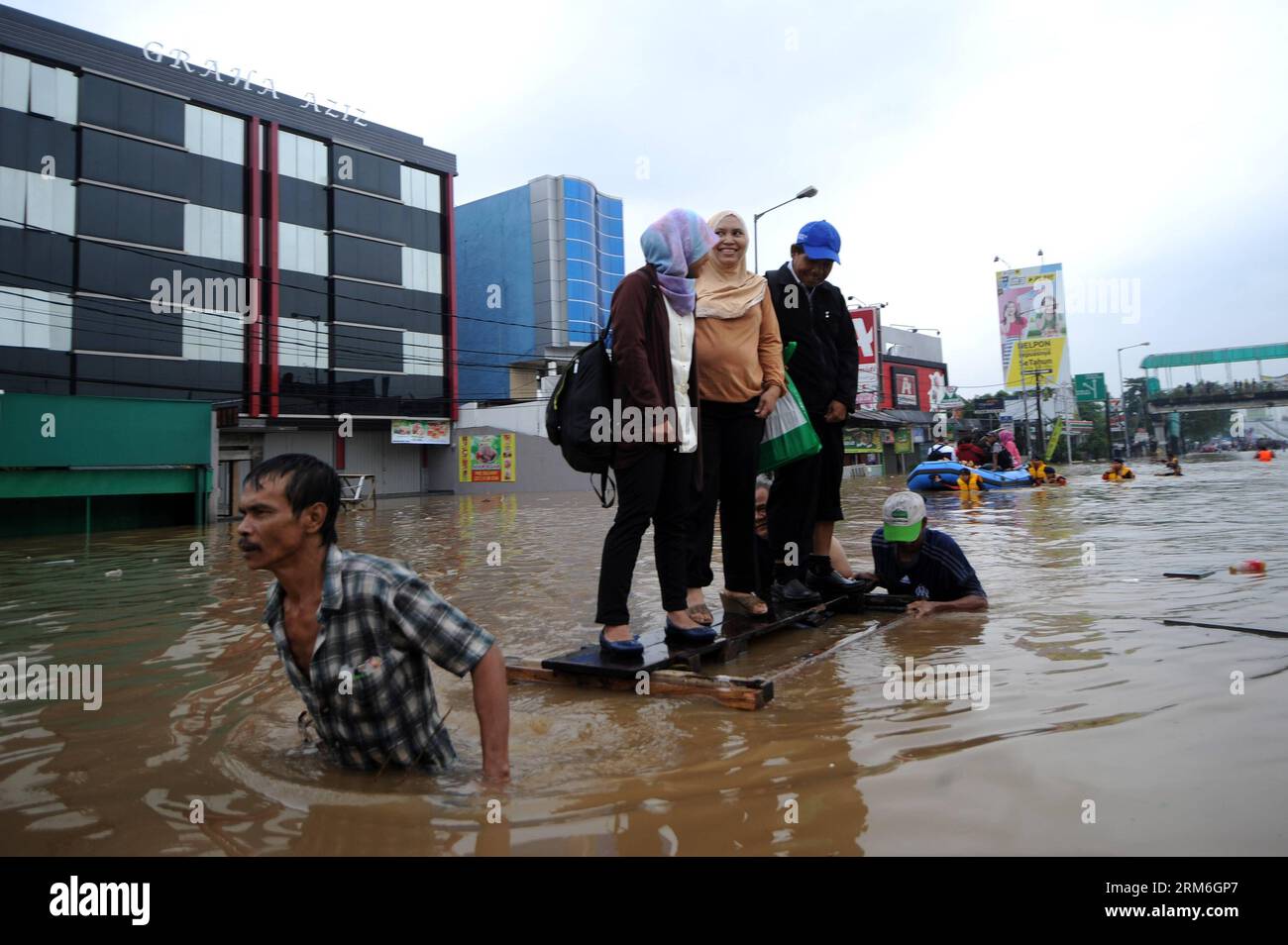 (140113) -- GIACARTA, 13 gennaio 2014 (Xinhua) -- le persone attraversano le acque alluvionali a Giacarta, Indonesia, 13 gennaio 2013. La capitale indonesiana Giacarta sta prendendo precauzioni per garantire la sicurezza delle persone da possibili inondazioni più grandi, poiché finora oltre 5.000 persone sono state sfollate dalle acque, ha detto un funzionario qui lunedì. (Xinhua/veri Sanovri)(ctt) INDONESIA-JAKARTA-FLOOD PUBLICATIONxNOTxINxCHN Giacarta 13 gennaio 2014 XINHUA Celebrities Calf through the Flood water in Jakarta Indonesia 13 gennaio 2013 La capitale indonesiana Giacarta STA prendendo precauzioni per garantire la sicurezza delle celebrità provenienti da possi Foto Stock
