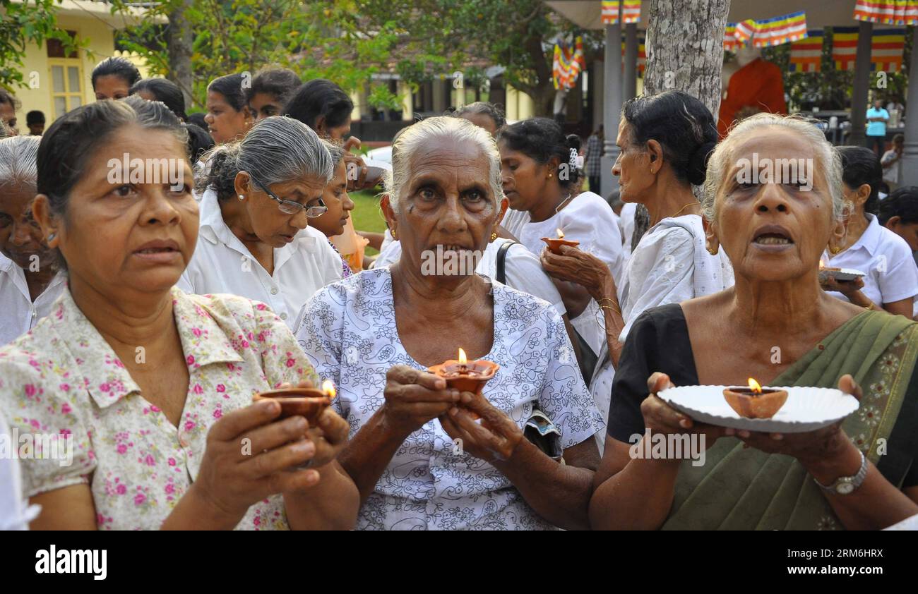 (140114) -- COLOMBO, 14 gennaio 2014 (Xinhua) -- i manifestanti che hanno formato la Joint Organisation Against Casino tengono una veglia a lume di candela contro un progetto di casinò del magnate australiano James Packer a Colombo, Sri Lanka, 14 gennaio 2014. Giovedì il governo dello Sri Lanka ha negato che stava dando il permesso di gestire tre casinò su larga scala come parte di progetti alberghieri del valore di 1,3 miliardi di dollari, ha detto un funzionario qui.(Xinhua/GayanSameera) SRI LANKA-COLOMBO-CASINO PROJECTS-PROTEST PUBLICATIONxNOTxINxCHN Colombo 14 gennaio 2014 manifestanti XINHUA che hanno formato l'Organizzazione congiunta contro il CASINÒ Foto Stock