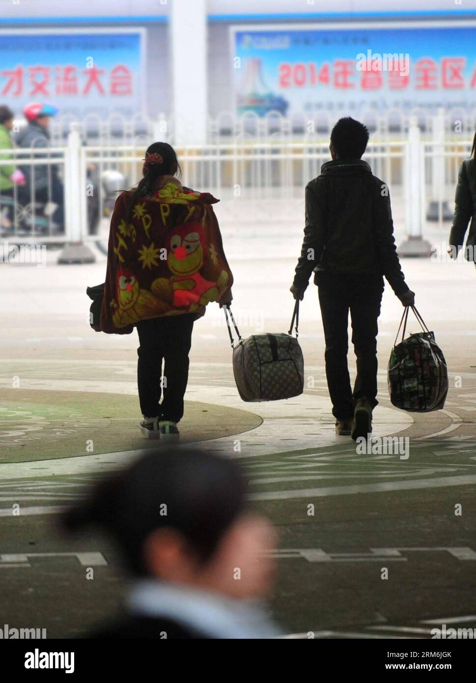 (140116) -- NANNING, 16 gennaio 2014 (Xinhua) -- i passeggeri si affrettano alla stazione ferroviaria di Nanning a Nanning, capitale della regione autonoma di Guangxi Zhuangzu nel sud della Cina, 16 gennaio 2014. Il festival di primavera del 2014 ha iniziato la corsa di viaggio in Cina nelle ore piccole di giovedì. Secondo Lian Weiliang, vice capo della Commissione per lo sviluppo nazionale e le riforme, durante la corsa di 40 giorni del Festival di primavera, saranno effettuati circa 3,62 miliardi di viaggi durante una conferenza stampa. (Xinhua/Huang Xiaobang) (wf) CHINA-NANNING-SPRING FESTIVAL TRAVEL RUSH (CN) PUBLICATIONxNOTxINxCHN Nanning 16 gennaio 2014 XINHUA Passenge Foto Stock