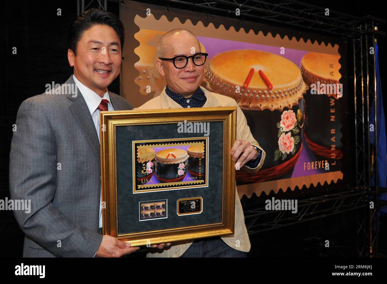 (140116) -- SAN FRANCISCO, (Xinhua) -- il designer Kam Mak(R) e il compere Alan Wang posa con il timbro del cavallo , timbro con il capodanno lunare cinese del cavallo a San Francisco, negli Stati Uniti, il 15 gennaio 2014. (Xinhua/Liu Yilin) (ctt) U.S.-SAN FRANCISCO-ANNO DEL FRANCOBOLLO PUBLICATIONxNOTxINxCHN San Francisco XINHUA designer sono venuti Mak r e IL COMPERE Alan Wang posa con il francobollo del cavallo con il Capodanno lunare cinese del cavallo a San Francisco Stati Uniti IL 15 gennaio 2014 XINHUA Liu Yilin CTT U S San Francisco anno di pugnalatura dei cavalli xNOTxINxCHN Foto Stock