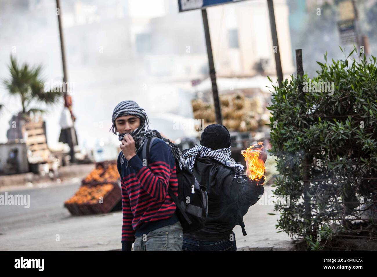 (140117) -- CAIRO, 17 gennaio 2014 (Xinhua) -- i manifestanti anti-militari si scontrano con la polizia antisommossa al Cairo, Egitto, 17 gennaio 2014. Almeno una persona è stata uccisa venerdì in Egitto durante gli scontri tra la polizia e i sostenitori del presidente islamista spodestato Mohamed Morsi, riportato sul sito ufficiale di al-Ahram. (Xinhua/Amru Salahuddien) EGITTO-CAIRO-TUMULTO PUBLICATIONxNOTxINxCHN Cairo 17 gennaio 2014 XINHUA Anti-Military Conmanifestanti si scontrano con la polizia antisommossa al Cairo Egitto 17 gennaio 2014 almeno una celebrità che HA UCCISO venerdì in Egitto durante gli scontri tra la polizia e i sostenitori dell'Islam estromesso Foto Stock