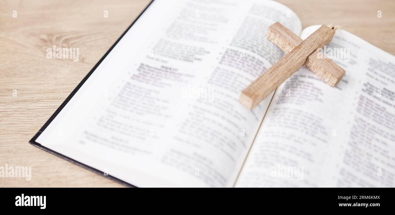 Bibbia, croce e religione, fede cristiana e Dio con adorazione, studio delle Scritture e primo piano. Gesù Cristo, preghiera e spirituale, libro santo e.. Foto Stock