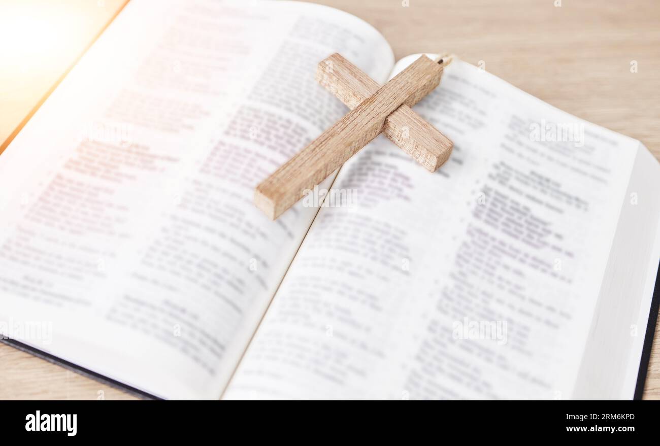 Bibbia, croce e religione, cristiano e culto, fede e Dio studiando le Scritture in primo piano. Gesù Cristo, preghiera e spirituale, libro santo e.. Foto Stock