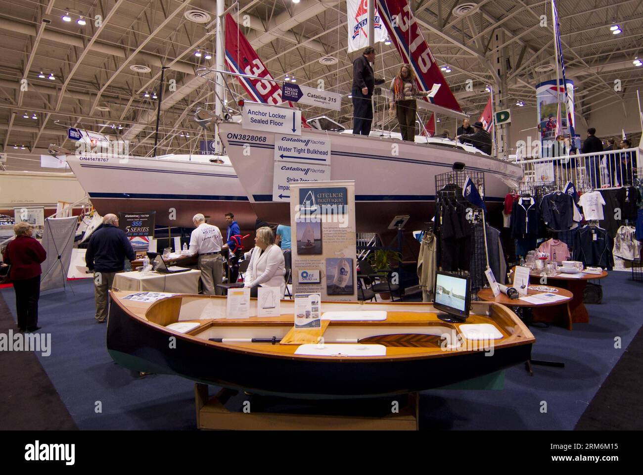 I visitatori guardano le barche in mostra durante il Toronto International Boat Show 2014 al Direct Energy Centre of Exhibition Place di Toronto, Canada, 18 gennaio 2014. In qualità di uno dei più grandi saloni di imbarcazioni di consumo del Nord America, questo evento mette in mostra più di 1.000 nuovi modelli di barche e motori sul mercato dall'11 al 19 gennaio. (Xinhua/Zou Zheng) CANADA-TORONTO-BOAT SHOW PUBLICATIONxNOTxINxCHN Visitors Watch Boats ON display durante il Toronto International Boat Show 2014 AL Direct Energy Centre of Exhibition Place di Toronto Canada 18 gennaio 2014 come uno dei più grandi Consumer Boat Show i Foto Stock