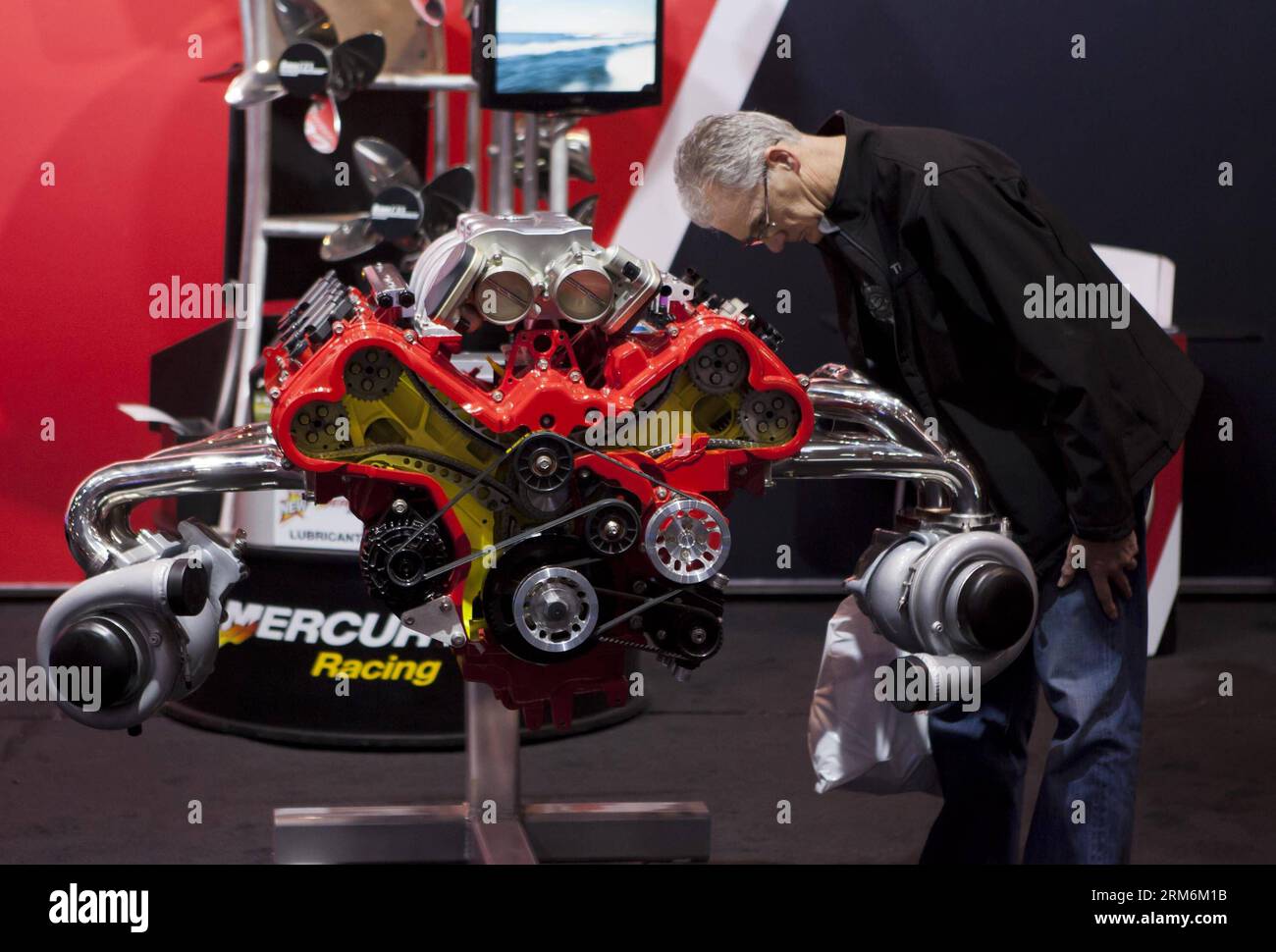 Un uomo guarda un motore di una barca in mostra durante il Toronto International Boat Show 2014 al Direct Energy Centre of Exhibition Place di Toronto, Canada, 18 gennaio 2014. In qualità di uno dei più grandi saloni di imbarcazioni di consumo del Nord America, questo evento mette in mostra più di 1.000 nuovi modelli di barche e motori sul mercato dall'11 al 19 gennaio. (Xinhua/Zou Zheng) CANADA-TORONTO-BOAT SHOW PUBLICATIONxNOTxINxCHN a Man Watches a Boat Engine ON display durante il Toronto International Boat Show 2014 AL Direct Energy Centre of Exhibition Place di Toronto Canada 18 gennaio 2014 come uno dei più grandi consumatori Foto Stock