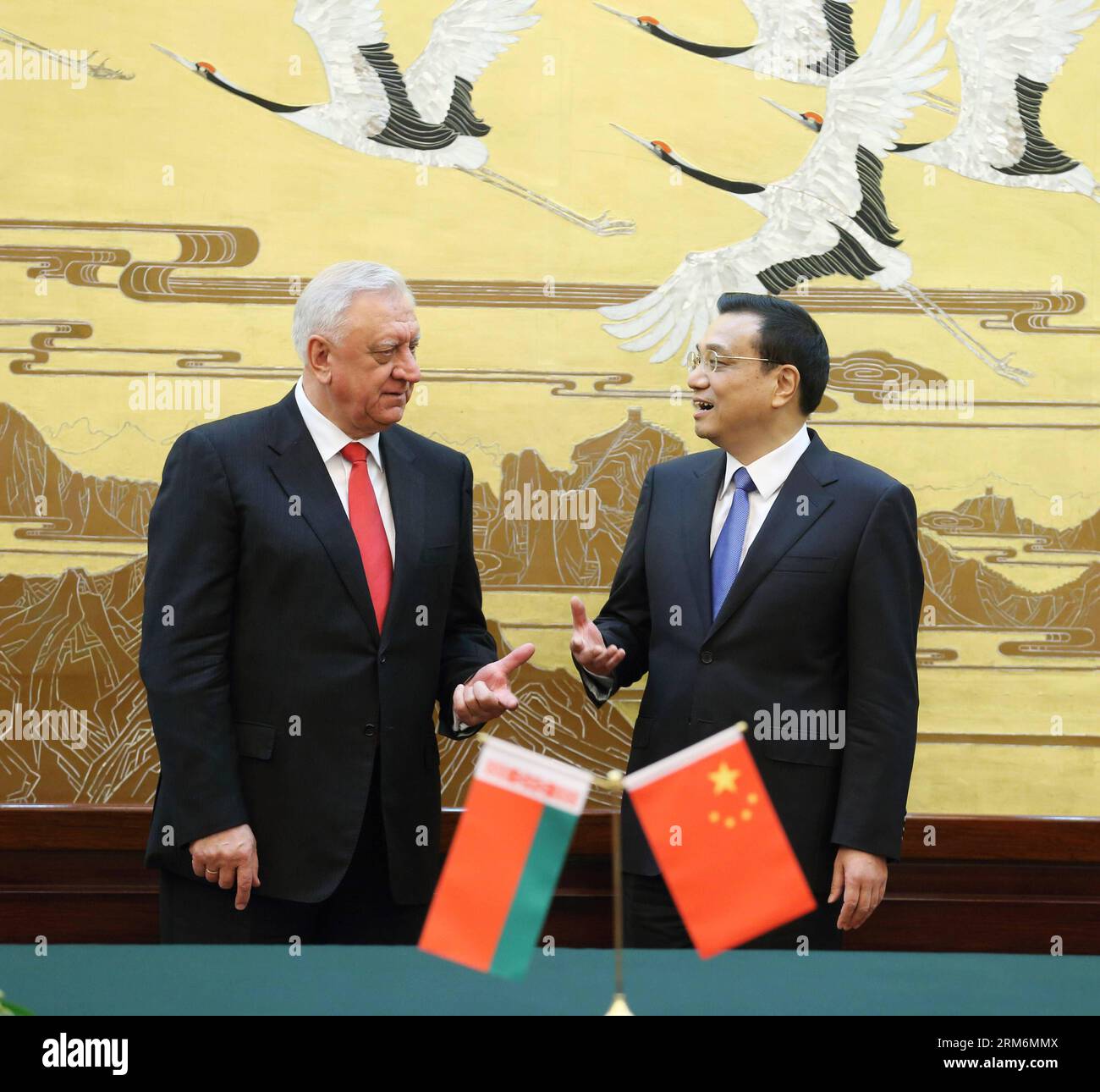 (140120) -- PECHINO, 20 gennaio 2014 (Xinhua) -- il Premier cinese li Keqiang (R) e il primo ministro bielorusso Mikhail Myasnikovich partecipano alla cerimonia di firma dei documenti di cooperazione bilaterale presso la grande sala del popolo di Pechino, capitale della Cina, 20 gennaio 2014. (Xinhua/Yao Dawei) (ry) CHINA-BEIJING-li KEQIANG-BELARUS-TALKS (CN) PUBLICATIONxNOTxINxCHN Pechino 20 gennaio 2014 XINHUA il primo ministro cinese ha lasciato Keqiang r e i primi ministri Mikhail Myasnikovich partecipano alla cerimonia di firma dei documenti di cooperazione bilaterale PRESSO la grande sala delle celebrità di Pechino capitale della Cina 20 gennaio 2014 Foto Stock