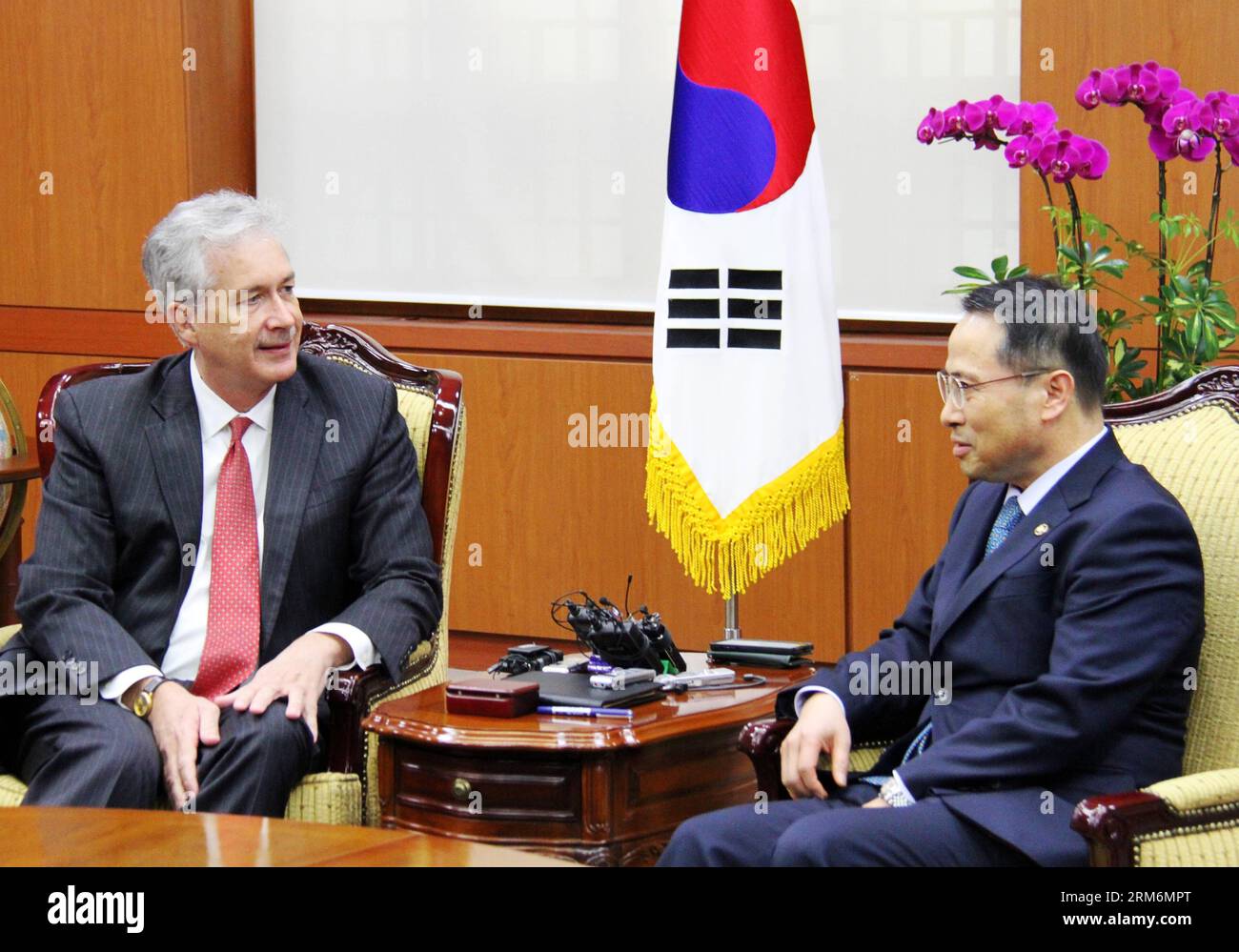 140121 -- SEOUL, 21 gennaio 2014 Xinhua -- Vice Ministro degli Esteri della Corea del Sud Kim Kyou-hyun R incontra il Vice Segretario di Stato degli Stati Uniti William Burns a Seoul, 21 gennaio 2014. Xinhua/Peng Qian lrz COREA DEL SUD-Stati Uniti-DIPLOMAZIA PUBLICATIONxNOTxINxCHN Foto Stock