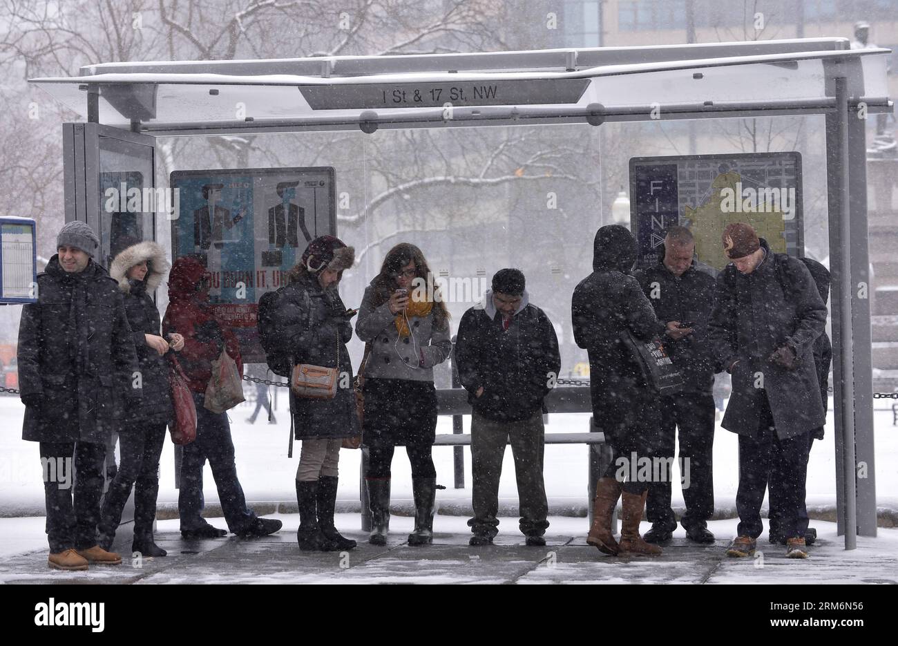 (140121) -- WASHINGTON D.C., 21 gennaio 2014 (Xinhua) -- la gente aspetta in una stazione degli autobus sulla neve a Washington D.C., capitale degli Stati Uniti, 21 gennaio 2014. Una forte tempesta invernale ha colpito la maggior parte della costa orientale degli Stati Uniti martedì con neve pesante e freddo amaro, creando problemi di viaggio che hanno portato alla cancellazione o ai ritardi dei voli. (Xinhua/Zhang Jun) US-WASHINGTON-WEATHER-SNOW PUBLICATIONxNOTxINxCHN Washington D C 21 gennaio 2014 le celebrità di XINHUA attendono IN una stazione degli autobus di Snow a Washington D C capitale degli Stati Uniti 21 gennaio 2014 una forte tempesta invernale ha colpito la maggior parte della costa orientale degli Stati Uniti A martedì Foto Stock