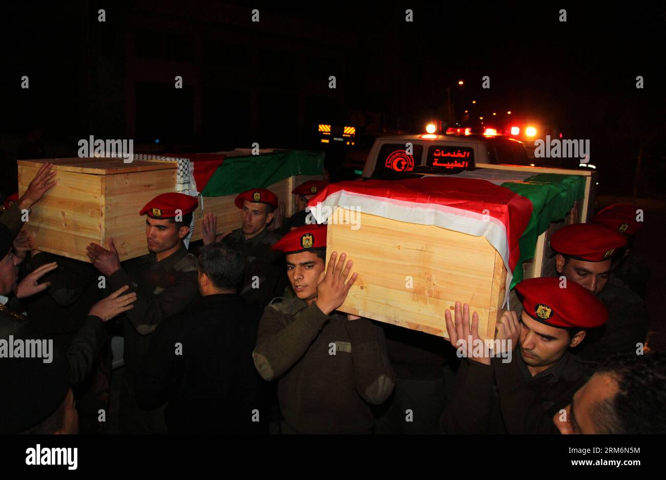 (140122) -- NABLUS, 22 gennaio 2014 (Xinhua) -- i soldati palestinesi trasportano la bara di un militante palestinese che sarebbe stato ucciso dalle forze israeliane più di 10 anni fa, dopo che le autorità israeliane hanno consegnato il suo corpo attraverso un attraversamento della Cisgiordania vicino alla città di Tulkarem il 22 gennaio 2014. Israele trasferirà 36 organi in Cisgiordania per la sepoltura a seguito di una sentenza della Corte Suprema. (Xinhua/Ayman Nobani) (lmz) MIDEAST-NABLUS-PALESTINIAN-REMAINS PUBLICATIONxNOTxINxCHN Nablus 22 gennaio 2014 i soldati PALESTINESI XINHUA portano il Coffin di un militante PALESTINESE che SAREBBE STATO UCCISO da Foto Stock
