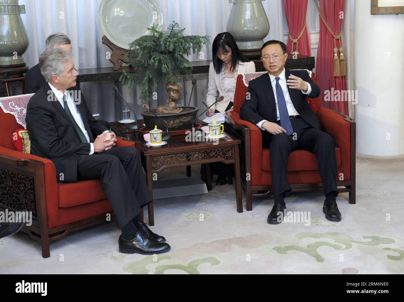 140122 -- PECHINO, 22 gennaio 2014 Xinhua -- il consigliere di Stato cinese Yang Jiechi 1st R incontra il vice segretario di Stato americano William Burns in visita a Pechino, capitale della Cina, 22 gennaio 2014. Xinhua/Zhang Duo zgp CHINA-BEIJING-YANG JIECHI-WILLIAM BURNS-MEETING CN PUBLICATIONxNOTxINxCHN Foto Stock