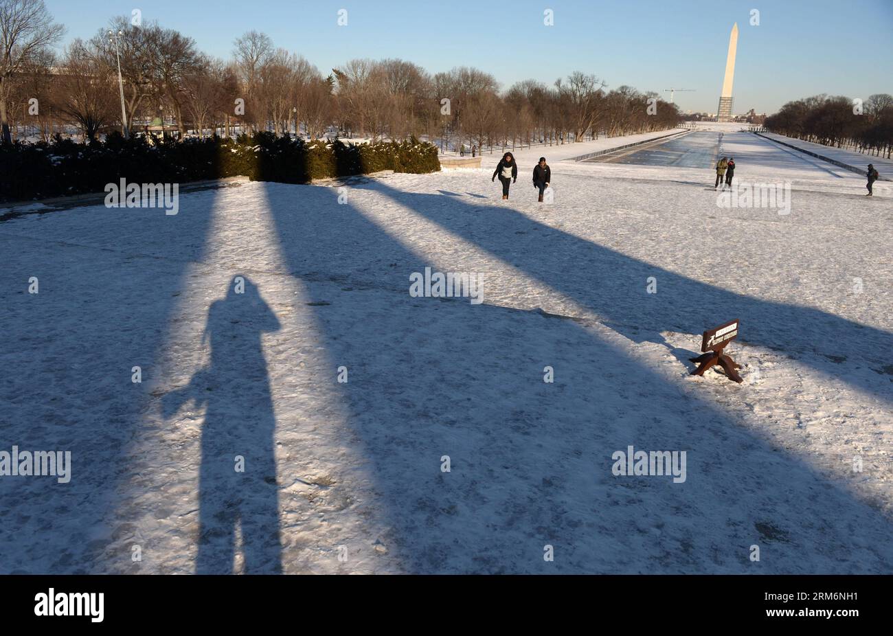 (140122) -- WASHINGTON D.C., 22 gennaio 2014 (Xinhua) -- i visitatori camminano fino al Lincoln Memorial a Washington D.C., negli Stati Uniti, 22 gennaio 2014. Una grande tempesta di neve ha colpito la maggior parte del nord-est degli Stati Uniti martedì, con una caduta di temperatura di circa 5 gradi centigradi. (Xinhua/Yin Bogu) US-WASHINGTON D.C.-SNOW-COLD PUBLICATIONxNOTxINxCHN Washington D C 22 gennaio 2014 i visitatori di XINHUA camminano fino al Lincoln Memorial di Washington D C gli Stati Uniti 22 gennaio 2014 una grande tempesta di neve ha colpito la maggior parte del Nord-est degli Stati Uniti martedì con una caduta di temperatura di circa 5 gradi centigradi XINHUA Yin Bogu Stati Uniti Washington D C Sn Foto Stock