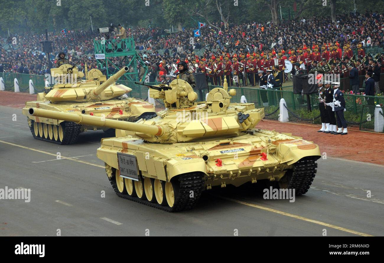 (140123) -- NUOVA DELHI, 23 gennaio 2014 (Xinhua) -- i carri armati si uniscono in parata durante le prove generali per l'imminente Festa della Repubblica a nuova Delhi, capitale dell'India, il 23 gennaio 2014. La giornata della Repubblica Indiana viene celebrata il 26 gennaio di ogni anno. (Xinhua) INDIA-NEW DELHI-PARADE PUBLICATIONxNOTxINxCHN nuova Delhi 23 gennaio 2014 i carri armati XINHUA si uniscono in Parade durante le prove complete dell'abito per il prossimo Festa della Repubblica a nuova Delhi capitale dell'India IL 23 gennaio 2014 la Festa della Repubblica indiana VIENE celebrata IL 26 gennaio di ogni anno XINHUA India New Delhi Parade PUBLICATIONXNOTXINXCHN Foto Stock