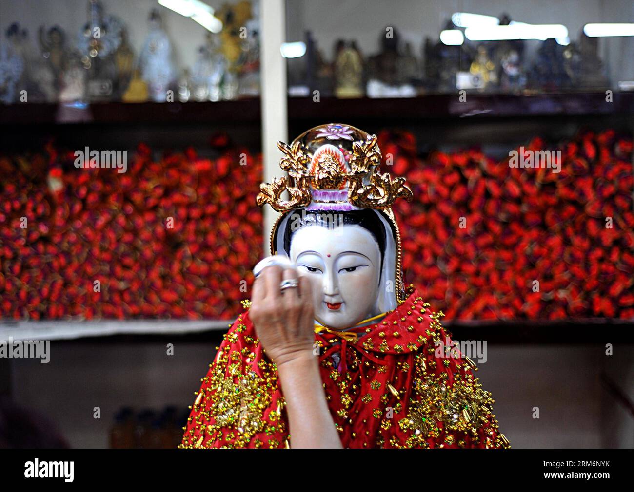 (140123) -- GIACARTA, 23 gennaio 2013 (Xinhua) -- Un cinese-indonesiano pulisce una statua per prepararsi alla celebrazione del Capodanno lunare cinese presso il tempio Amurva Bhumi a Kuningan a Giacarta, capitale dell'Indonesia, il 23 gennaio 2014. La pulizia delle statue prima del Capodanno lunare cinese è considerata un'usanza per il cinese-indonesiano. (Xinhua/Agung Kuncahya B.) INDONESIA-GIACARTA-STATUE-CLEANING PUBLICATIONxNOTxINxCHN Giacarta 23 gennaio 2013 XINHUA un cinese indonesiano pulisce una statua per preparare la celebrazione del Capodanno lunare cinese AL tempio Bhumi DI Kuningan A Giacarta capitale dell'Indonesia Foto Stock