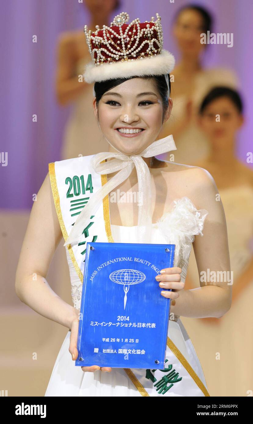 (140125) -- TOKYO, 25 gennaio 2014 (Xinhua) -- Rira Hongo posa per le foto con il suo certificato a Tokyo, Giappone, 25 gennaio 2014. Hongo ha vinto il titolo di Miss Giappone per Miss International Beauty Pageant 2014. Miss International Beauty Pagent 2014 si terrà qui l'11 novembre. (Xinhua/Stinger)(zhf) GIAPPONE-TOKYO-MISS GIAPPONE PUBLICATIONxNOTxINxCHN Tokyo Jan 25 2014 XINHUA Hongo posa per le foto con il suo certificato a Tokyo Giappone Jan 25 2014 Hongo ha vinto il titolo di Miss Giappone per Miss International Beauty Pageant 2014 la Miss International Beauty Pagent 2014 sarà Hero qui l'11 novembre X. Foto Stock