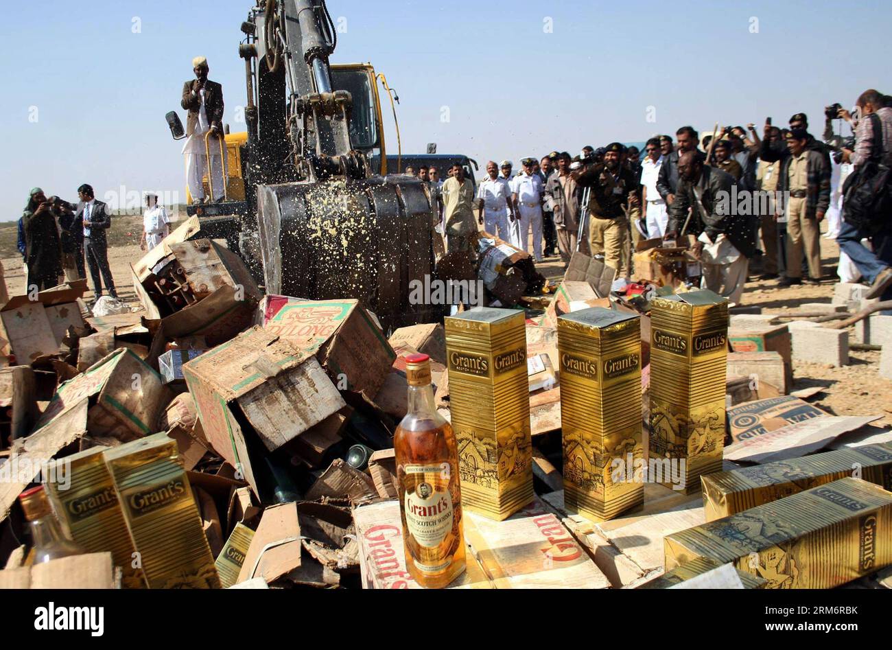 (140126) -- KARACHI, 26 gennaio 2014 (Xinhua) -- i funzionari doganali pakistani si preparano a distruggere le bottiglie di liquore sequestrato durante una cerimonia in occasione della giornata internazionale della dogana nella città portuale del Pakistan meridionale di Karachi il 26 gennaio 2014. I funzionari doganali pakistani di domenica hanno distrutto narcotici e altri oggetti di contrabbando provenienti da diverse parti del paese per celebrare la giornata internazionale della dogana. (Xinhua/Masroor) PAKISTAN-KARACHI-GIORNATA DOGANALE INTERNAZIONALE PUBLICATIONxNOTxINxCHN Karachi gennaio 26 2014 i funzionari doganali pakistani di XINHUA si preparano a distruggere le bottiglie di liquore sequestrato durante una cerimonia a. Foto Stock