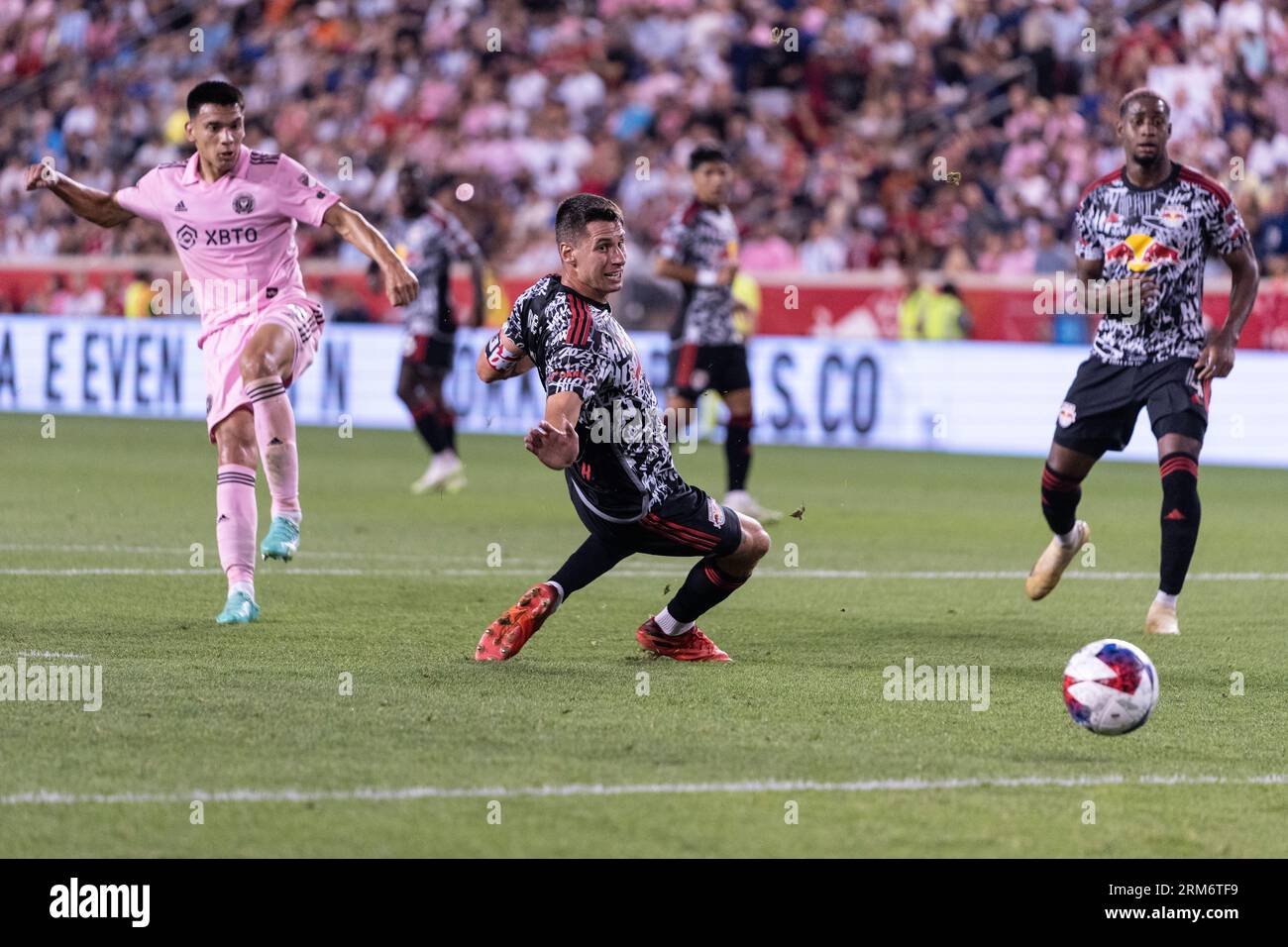 Diego Gomez (8) dell'Inter Miami segna un gol durante la partita della stagione regolare contro i Red Bulls alla Red Bull Arena di Harrison, New Jersey, il 26 agosto 2023 Foto Stock